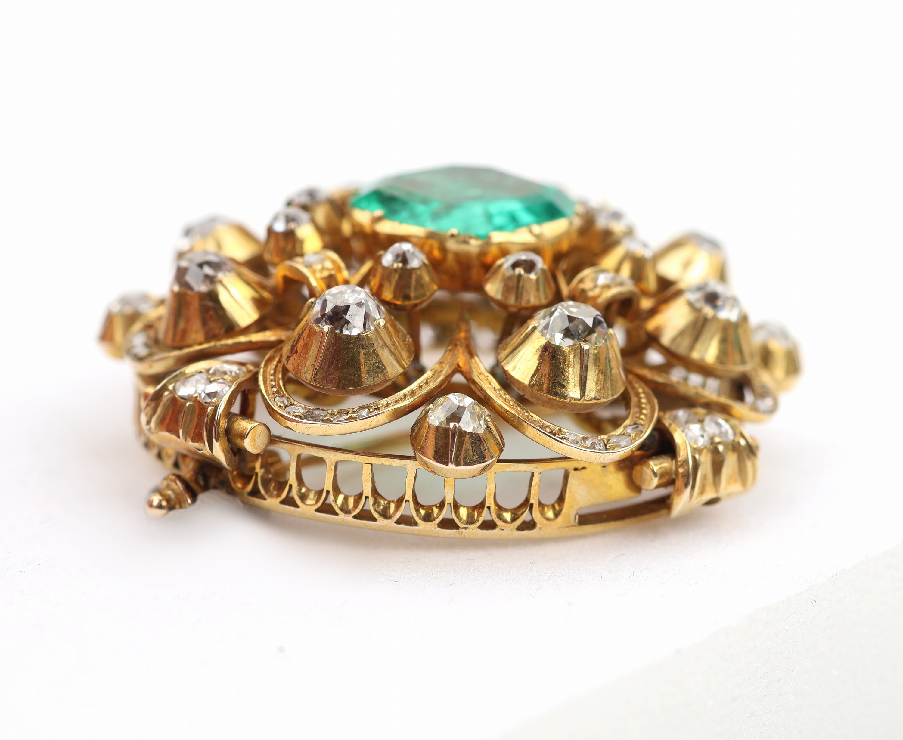 Detail c: 14 kt Gold Smaragd-Diamant-Brosche, um 1860, GG 585/000, qualitätvolle Verarbeitung, geometrische Gestaltung mit geschwungenen Elementen, mittig ...