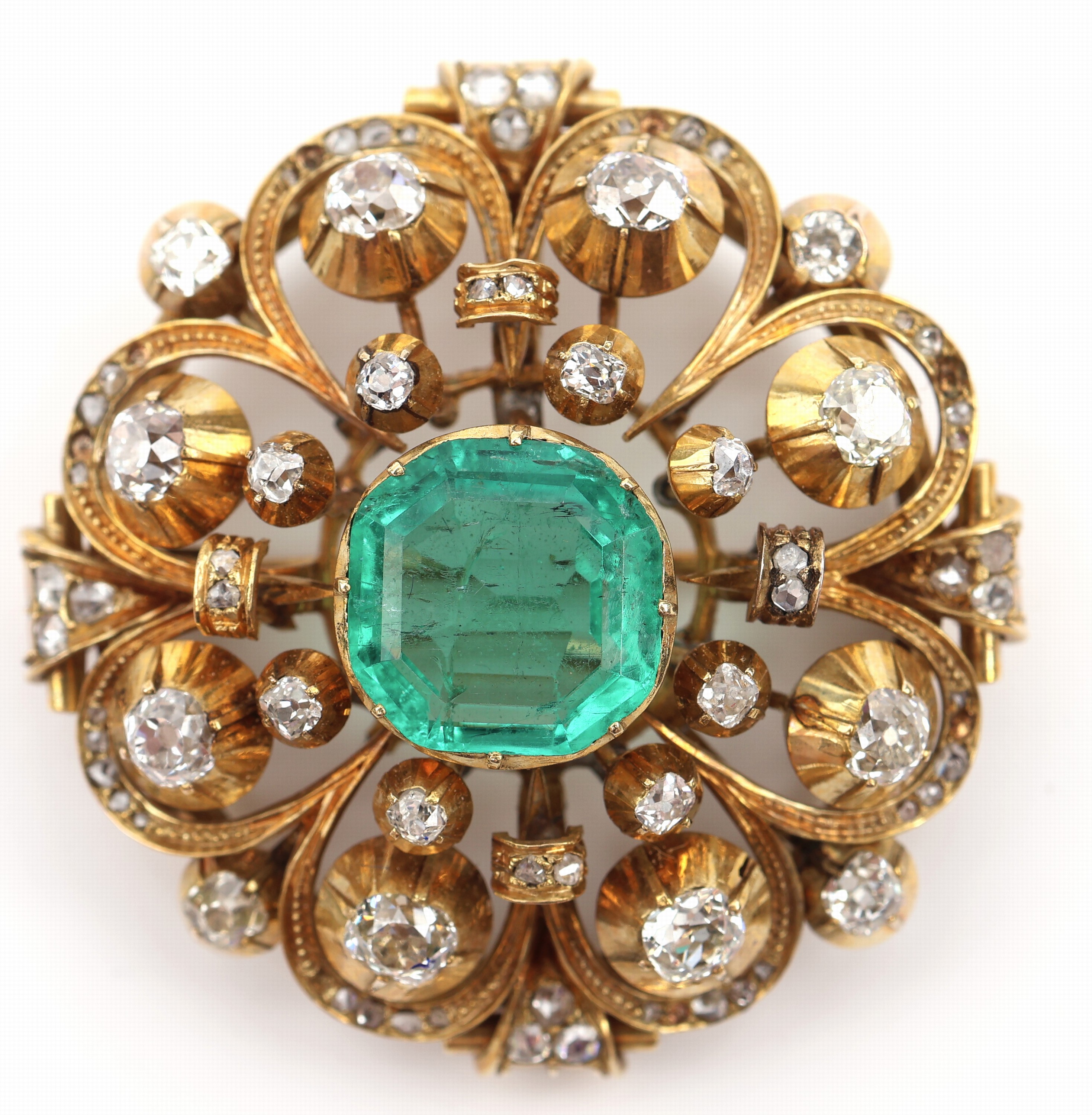 Detail d: 14 kt Gold Smaragd-Diamant-Brosche, um 1860, GG 585/000, qualitätvolle Verarbeitung, geometrische Gestaltung mit geschwungenen Elementen, mittig ...