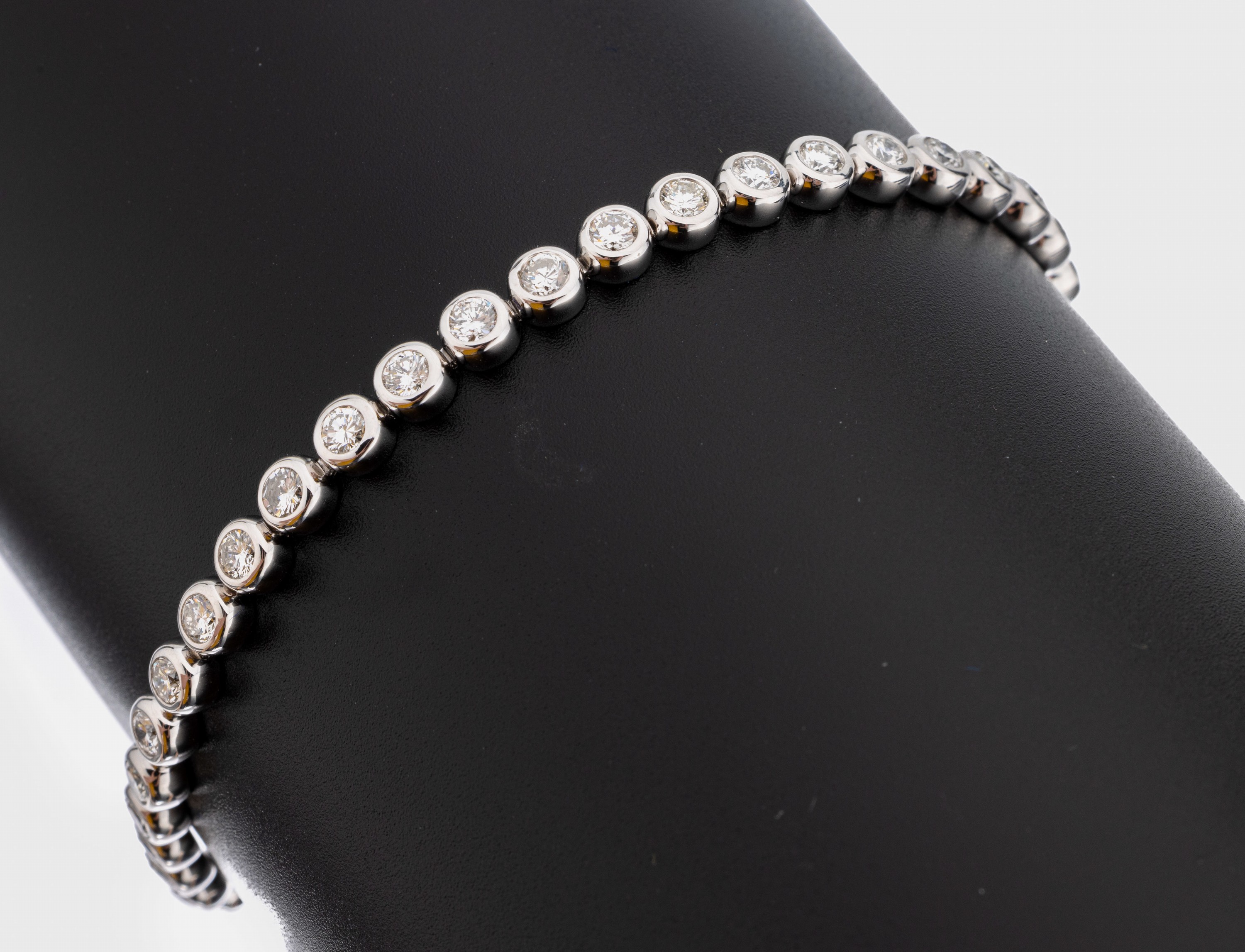 14 kt Gold Brillant-Linienarmband, WG 585/000, 41 Brillanten zus. ca. 3.34 ct (grav.) feines Weiß-Weiß/vs-si, L. ca. 18.5 cm, Kastenschloss mit 2 ...
