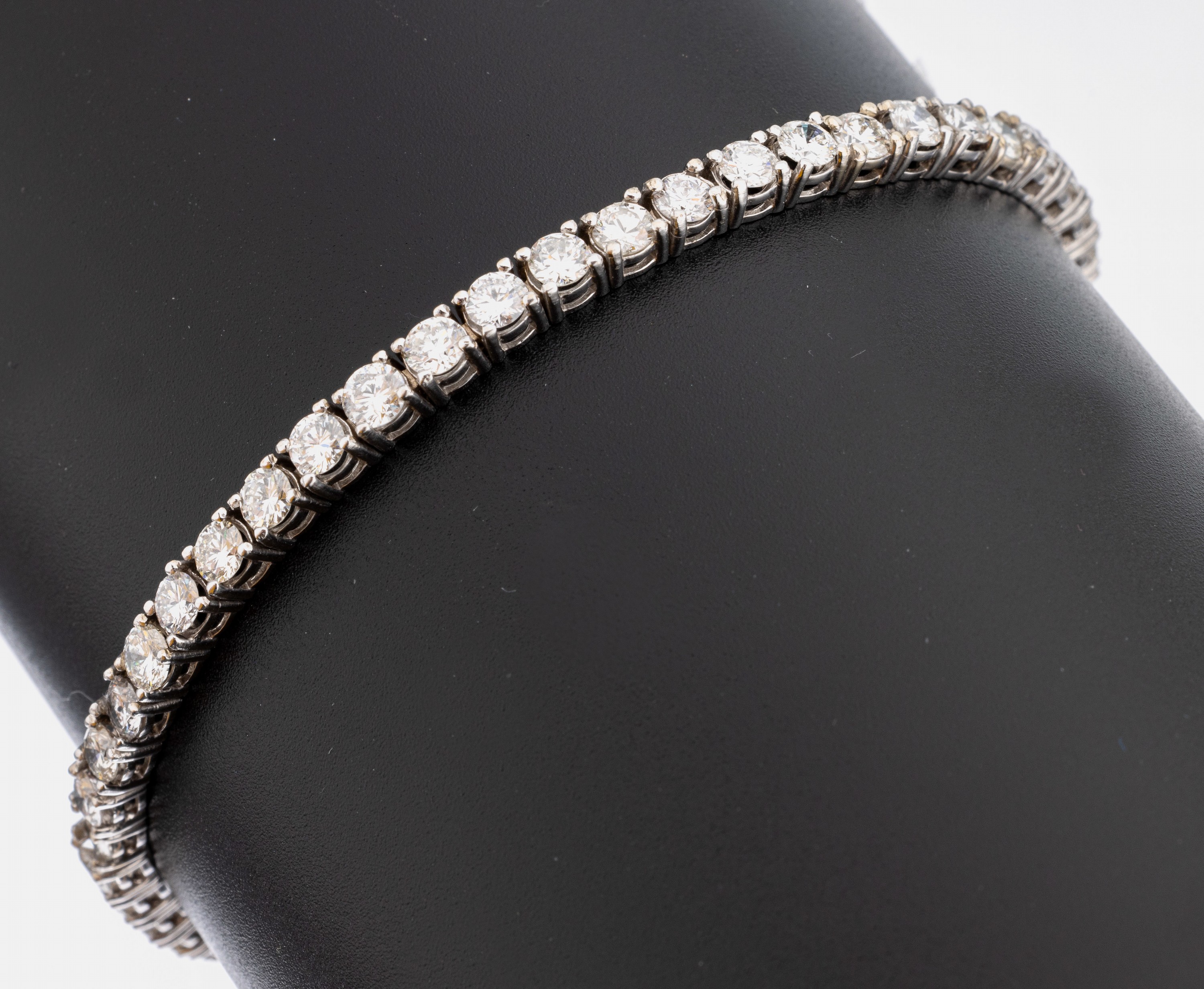 14 kt Gold Brillant-Linienarmband, WG 585/000, 48 Brillanten zus. ca. 7.68 ct Weiß-l.get.Weiß/si-p, L. ca. 18.2 cm, Kastenschloss mit 2 ...