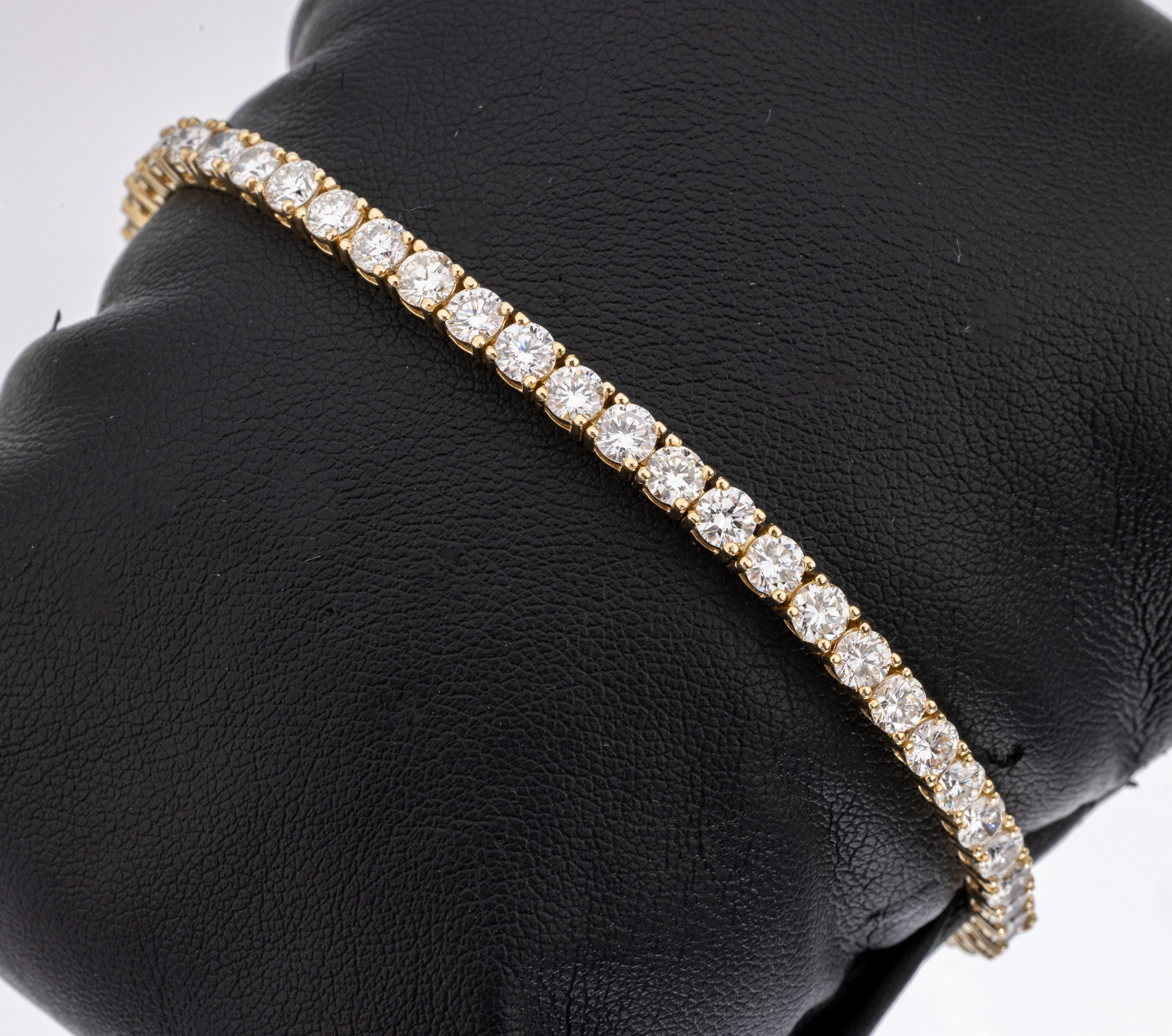14 kt Gold Brillant-Linienarmband, GG 585/000, 48 Brillanten zus. ca. 9.60 ct feines Weiß-l.get.Weiß/vs-si, L. ca. 18.3 cm, Kastenschloss mit 2 ...