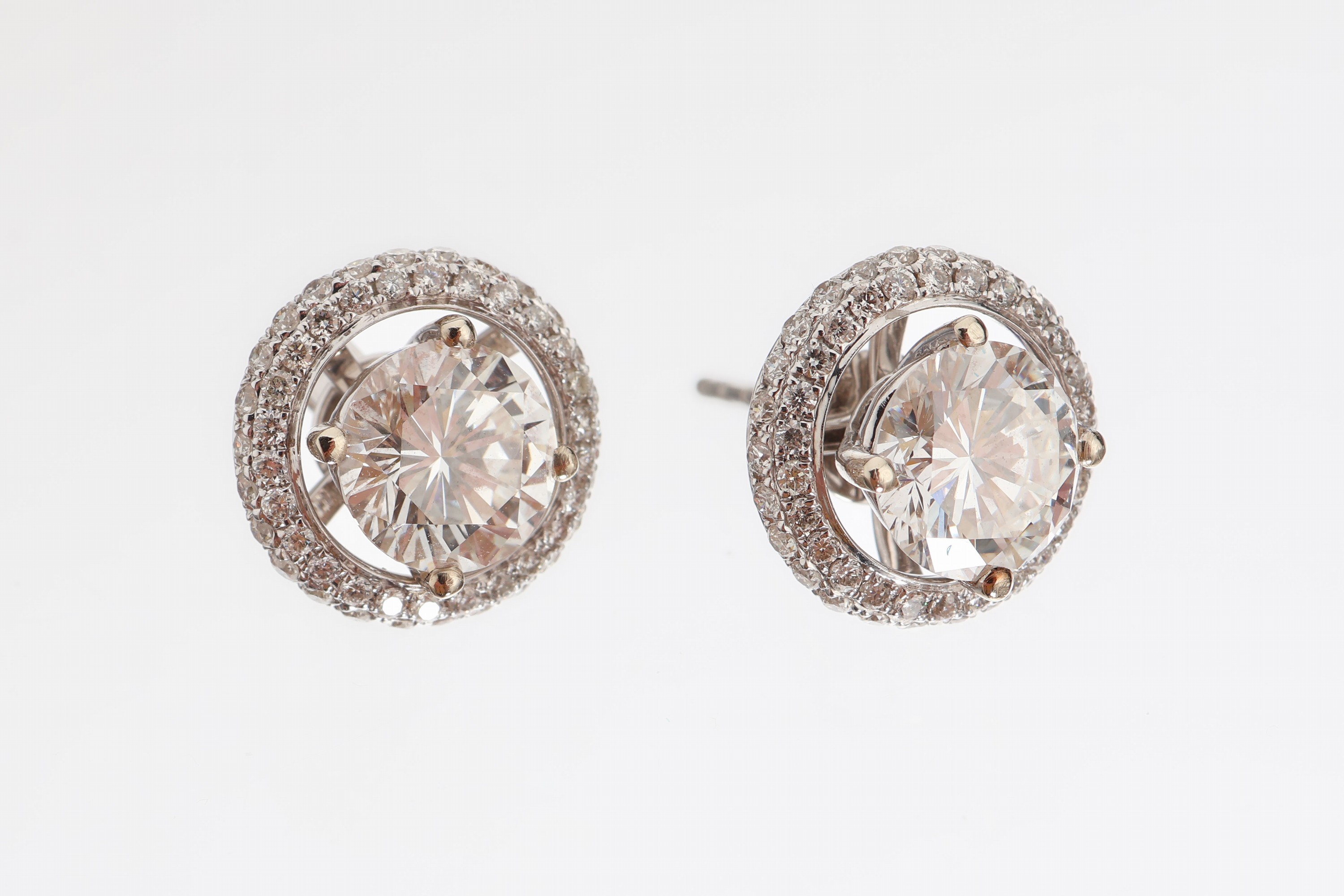 Paar 18 kt Gold Brillant-Ohrstecker, WG 750/000, 2 Brillanten, 1 x 1.00 ct feines Weiß(F)/vvs1, 1 x 1.01 ct feines Weiß(G)/vvs2,zus. ca. 2.01 ct, ...