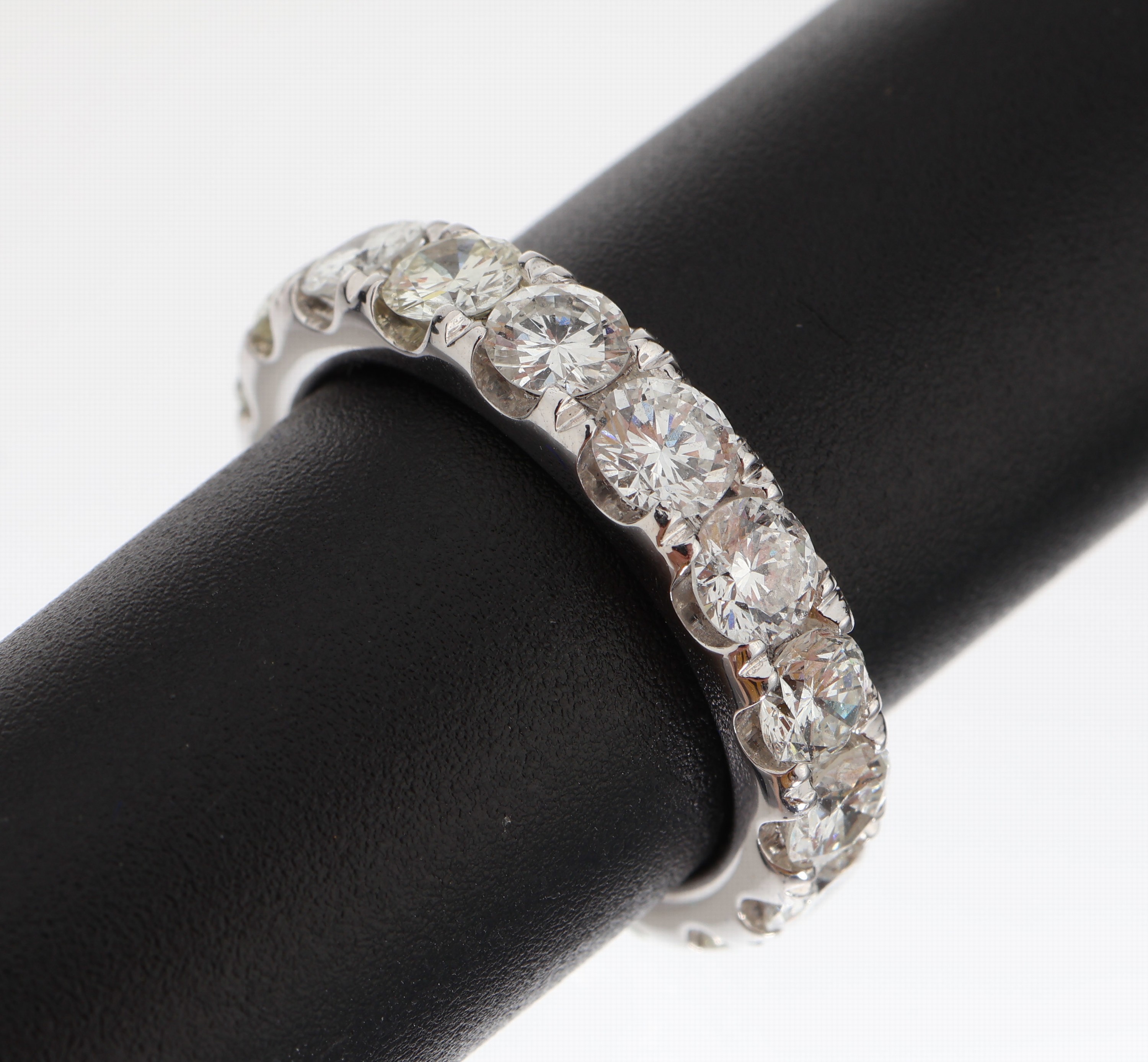 14 kt Gold Brillant-Memoryring, WG 585/000,17 Brillanten zus. ca. 3.67 ct (grav.) feines Weiss-l.get.Weiss/vs-si, RW 55, ca. 6.2 g
