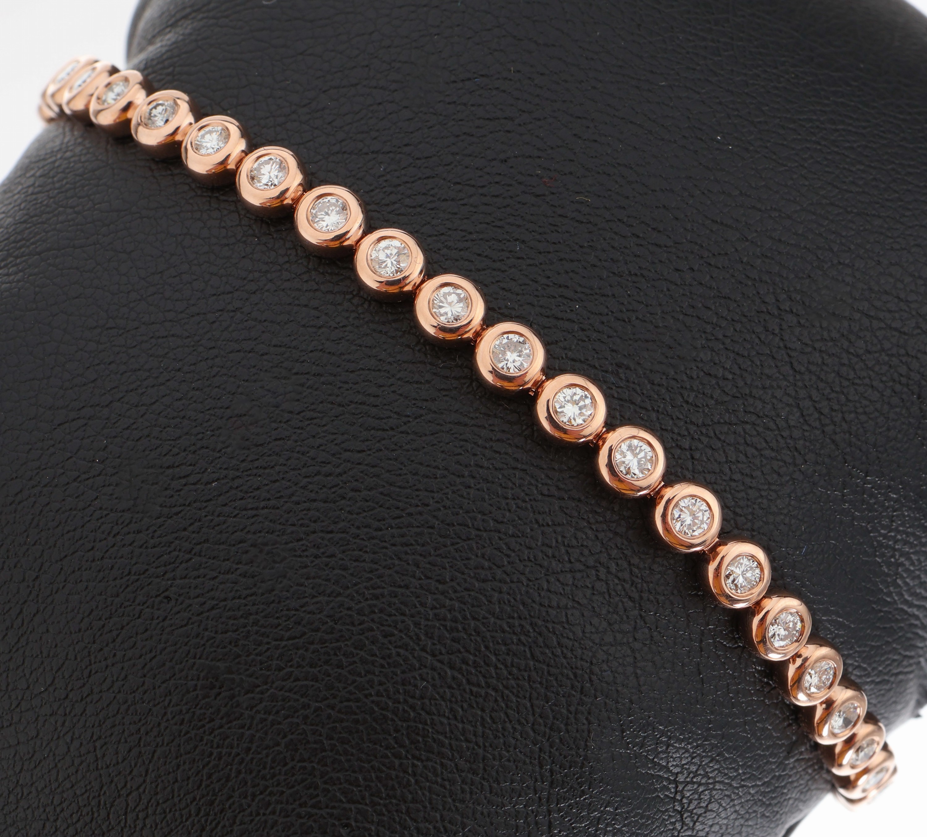 14 kt Gold Brillant-Linienarmband, RG 585/000, 40 Brillanten zus. ca. 1.88 ct (grav.) Weiß/si, L. ca. 18.5 cm, Kastenschlossmit 2 ...