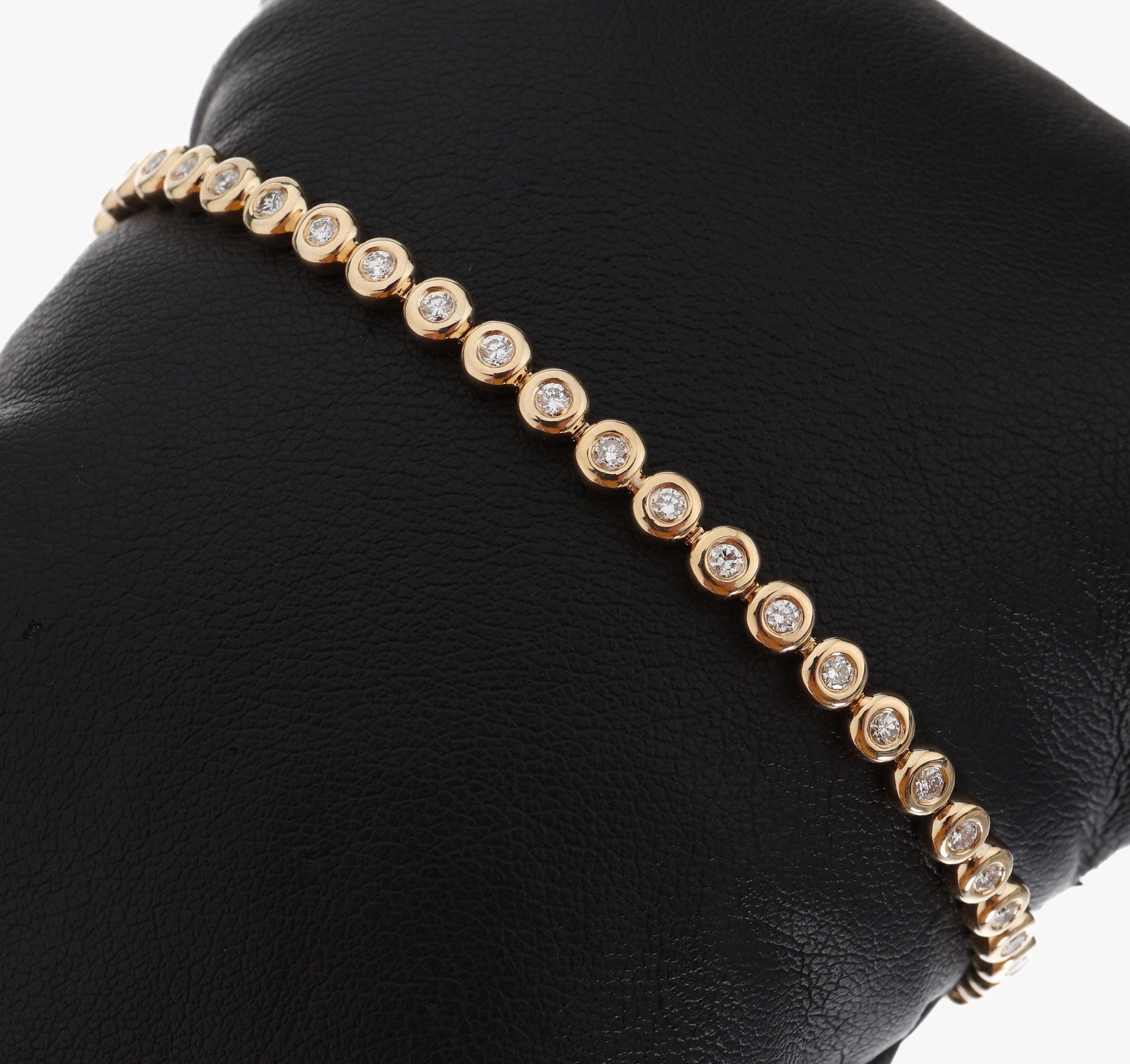 14 kt Gold Brillant-Linienarmband, GG 585/000, 45 Brillanten zus. ca. 1.18 ct (grav.) Weiss/si, L. ca. 18.5 cm, Kastenschlossmit 2 ...