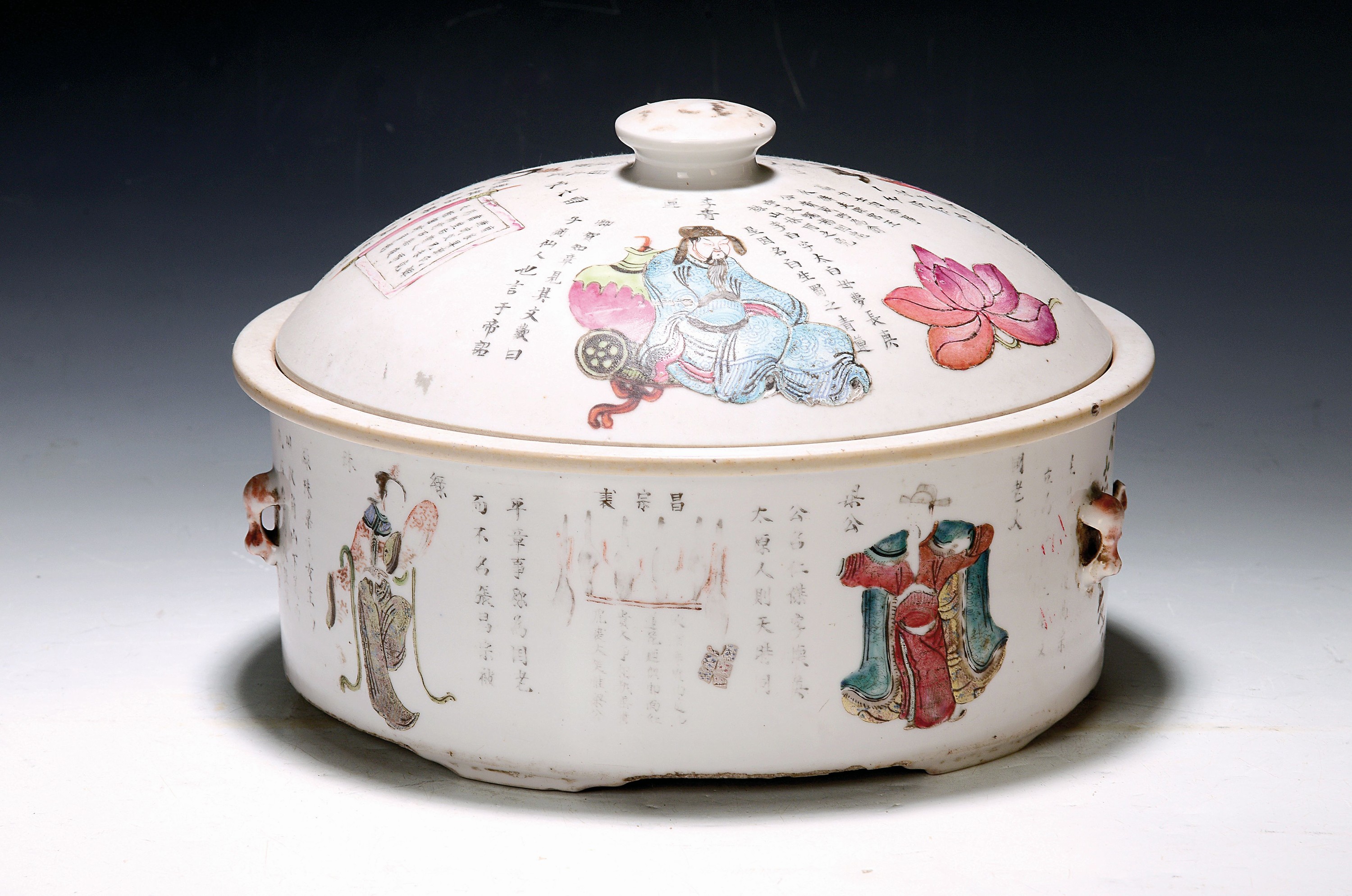 Große Deckelschüssel/Schüssel für Speisen, China, um 1860, Porzellan, mit figürlicher Bemalung, umlaufende Schriftzeichen auf Deckel und ...
