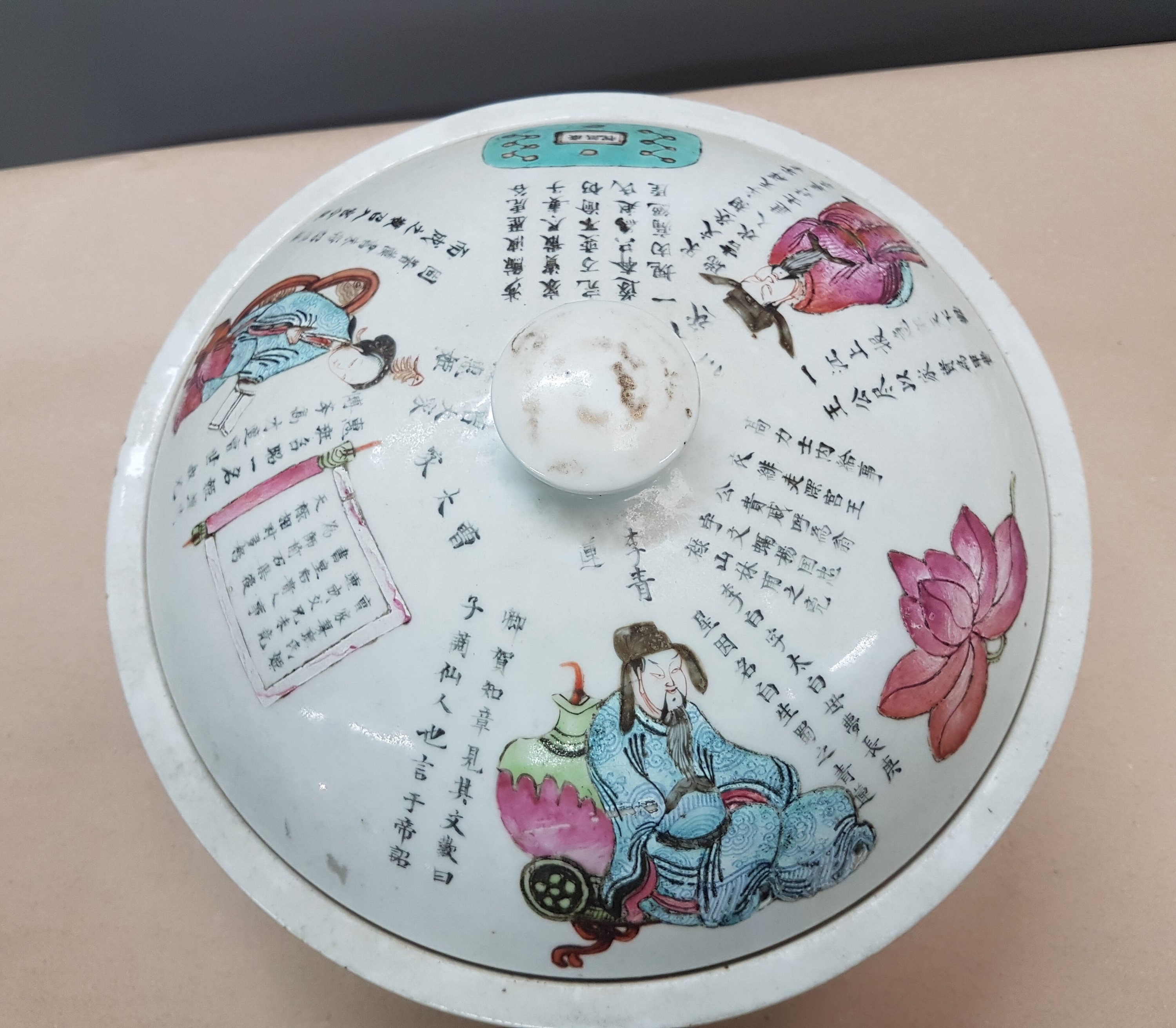 Detail c: Große Deckelschüssel/Schüssel für Speisen, China, um 1860, Porzellan, mit figürlicher Bemalung, umlaufende Schriftzeichen auf Deckel und ...