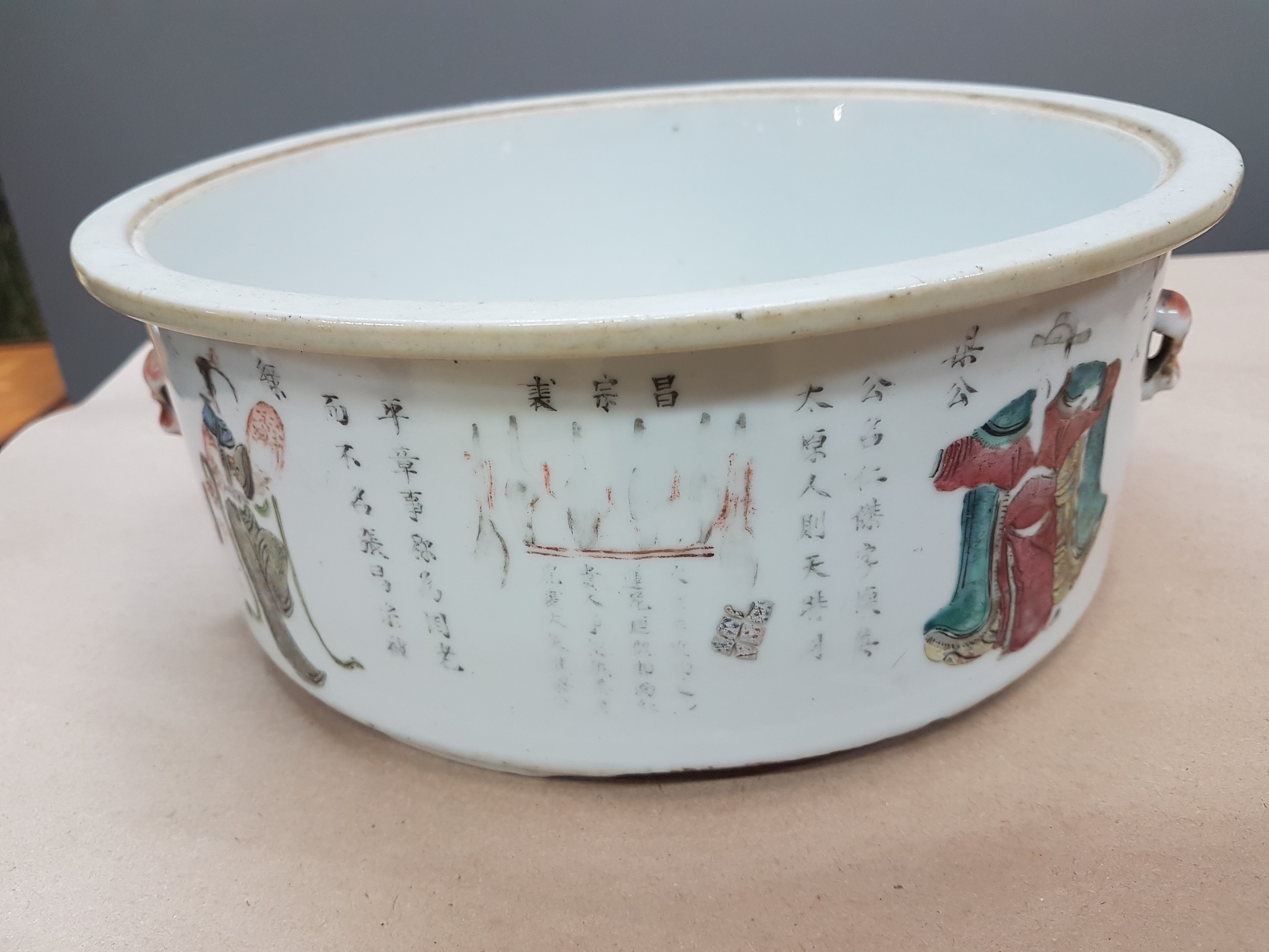 Detail f: Große Deckelschüssel/Schüssel für Speisen, China, um 1860, Porzellan, mit figürlicher Bemalung, umlaufende Schriftzeichen auf Deckel und ...