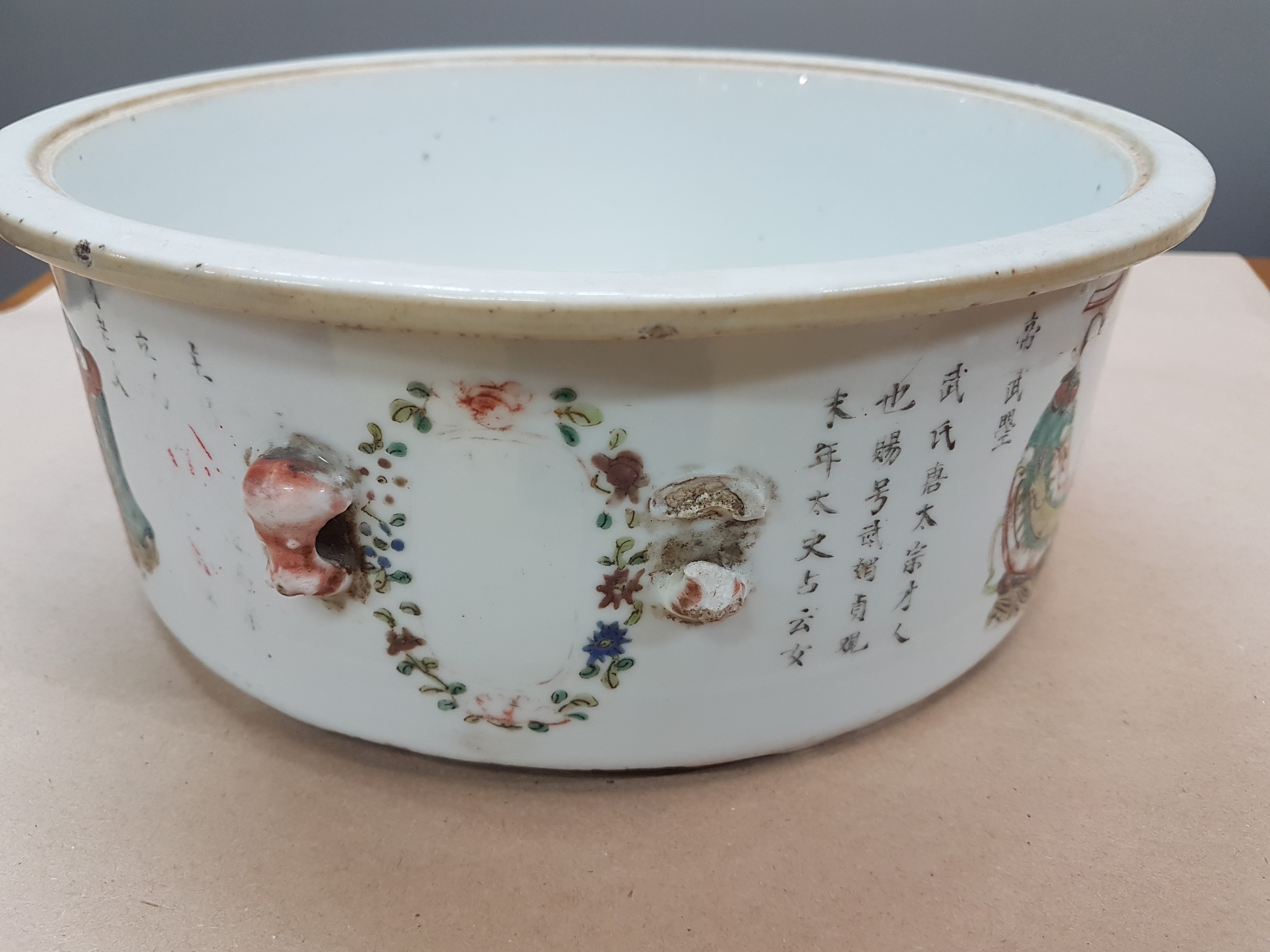 Detail g: Große Deckelschüssel/Schüssel für Speisen, China, um 1860, Porzellan, mit figürlicher Bemalung, umlaufende Schriftzeichen auf Deckel und ...