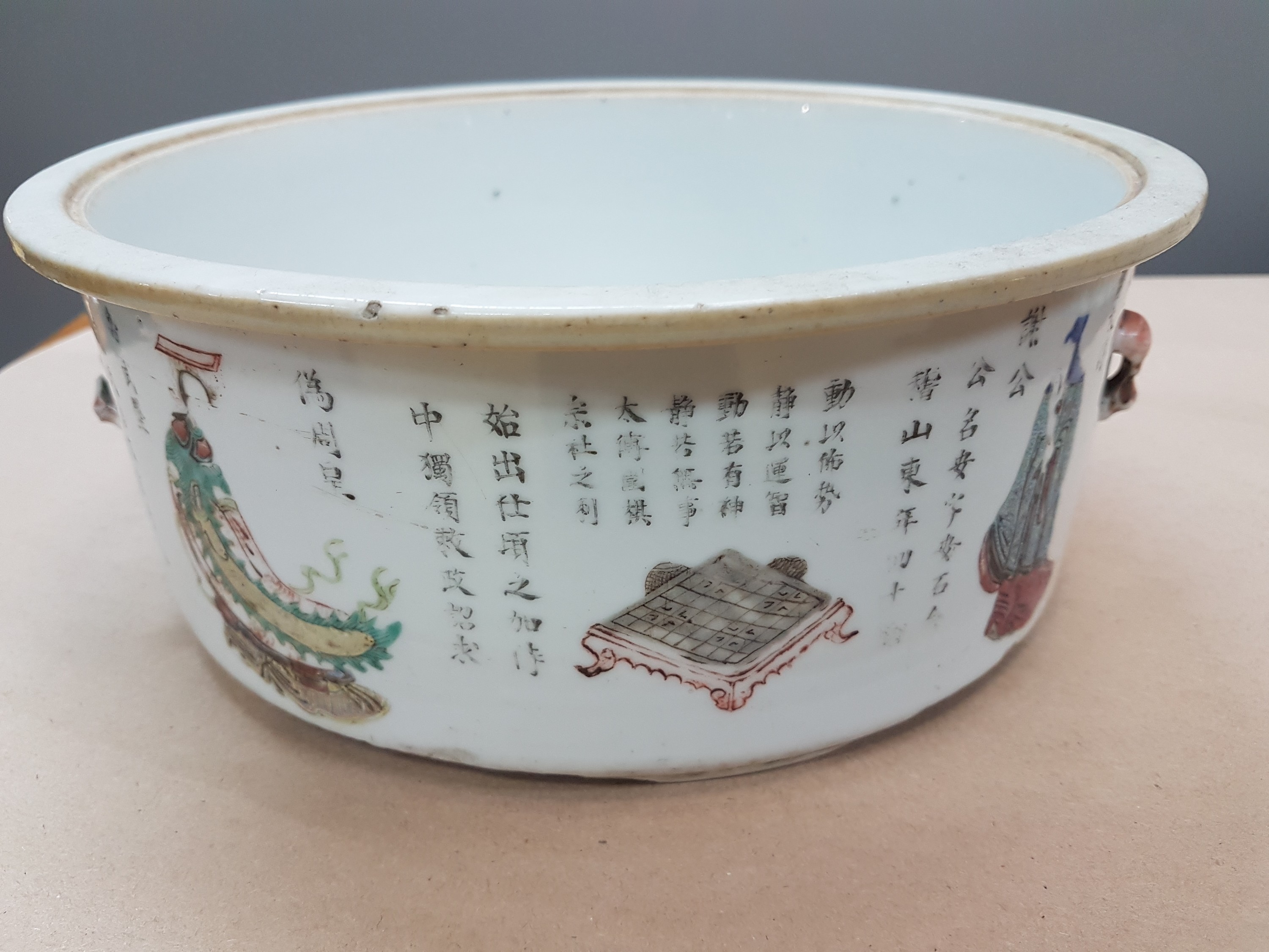 Detail h: Große Deckelschüssel/Schüssel für Speisen, China, um 1860, Porzellan, mit figürlicher Bemalung, umlaufende Schriftzeichen auf Deckel und ...