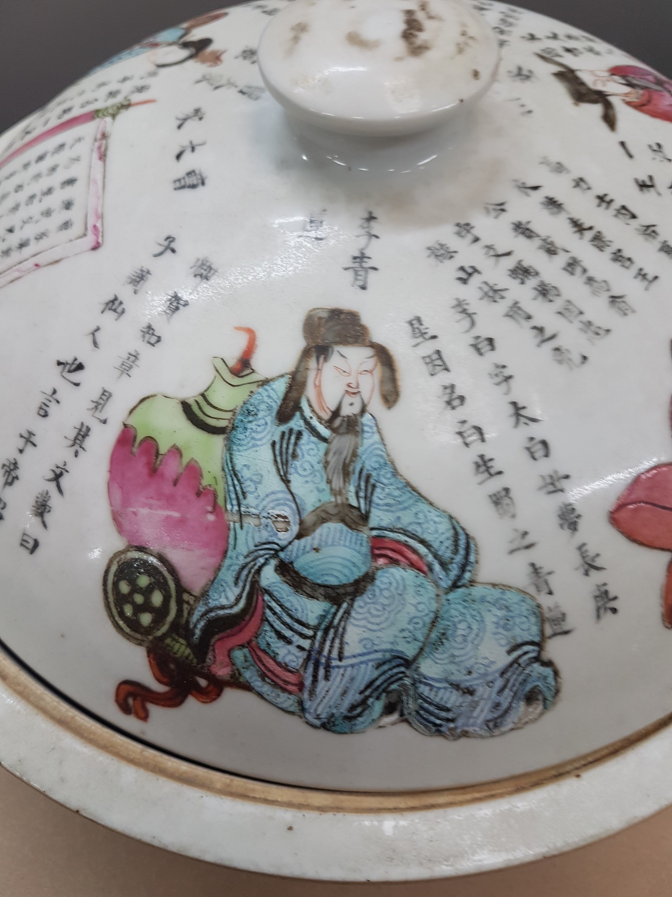 Detail k: Große Deckelschüssel/Schüssel für Speisen, China, um 1860, Porzellan, mit figürlicher Bemalung, umlaufende Schriftzeichen auf Deckel und ...