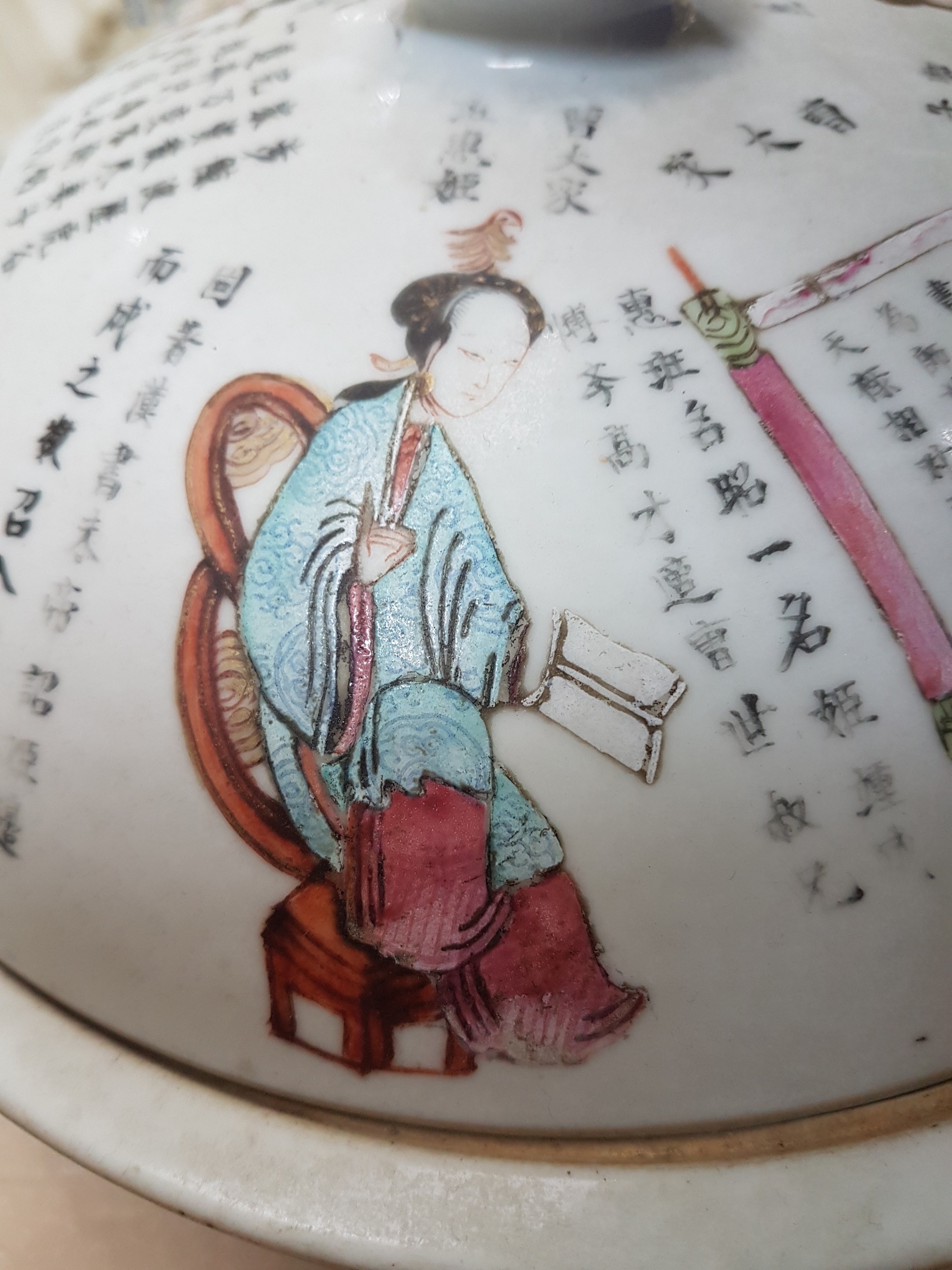 Detail m: Große Deckelschüssel/Schüssel für Speisen, China, um 1860, Porzellan, mit figürlicher Bemalung, umlaufende Schriftzeichen auf Deckel und ...