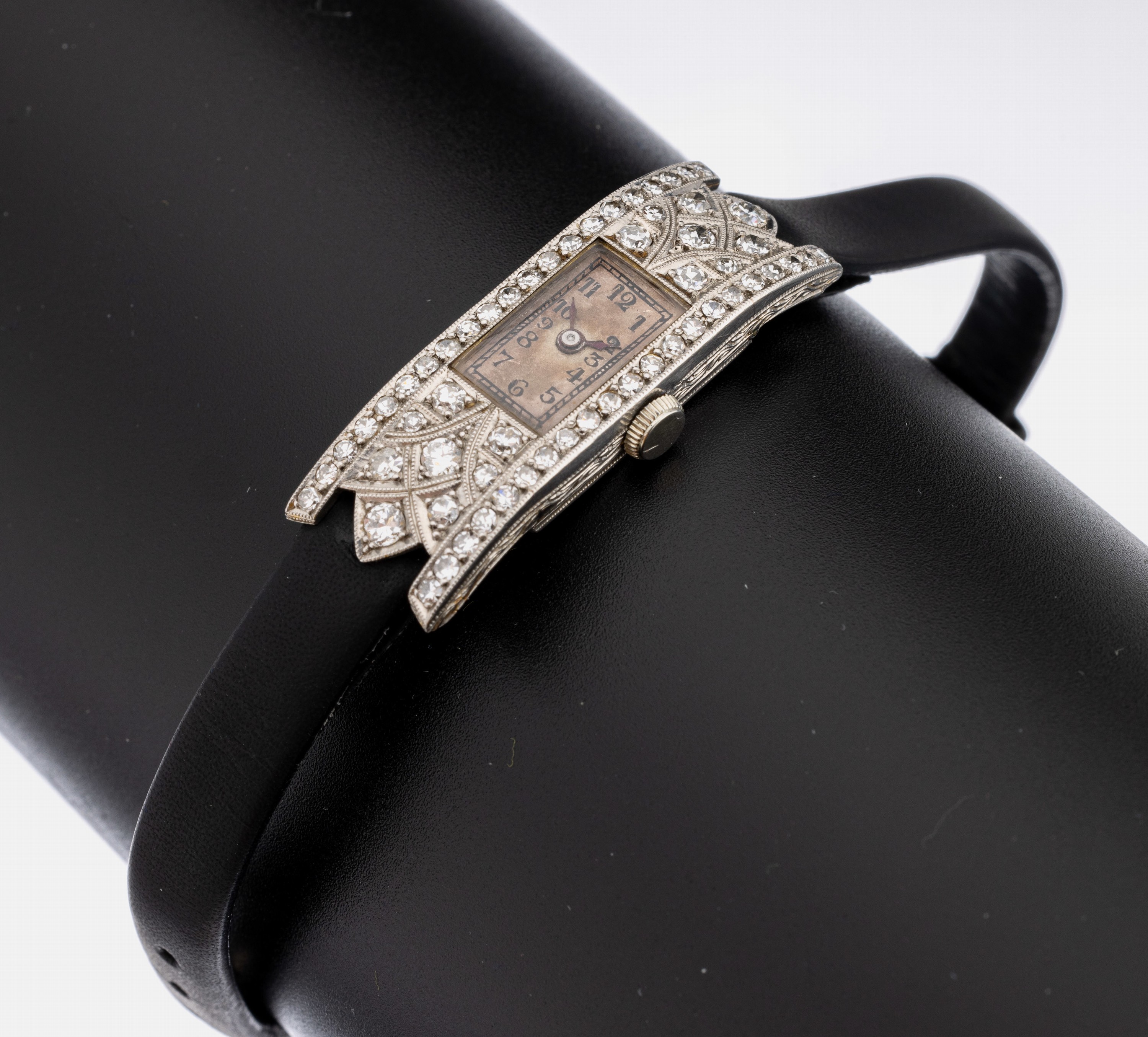 Art Deco Platin Diamant-Damenschmuckuhr, 1920er Jahre, Frankreich, Gehäuse geometrisch, 58 Altschliffdiamanten und 8/8-Diamanten zus. ca. 1.50 ct ...