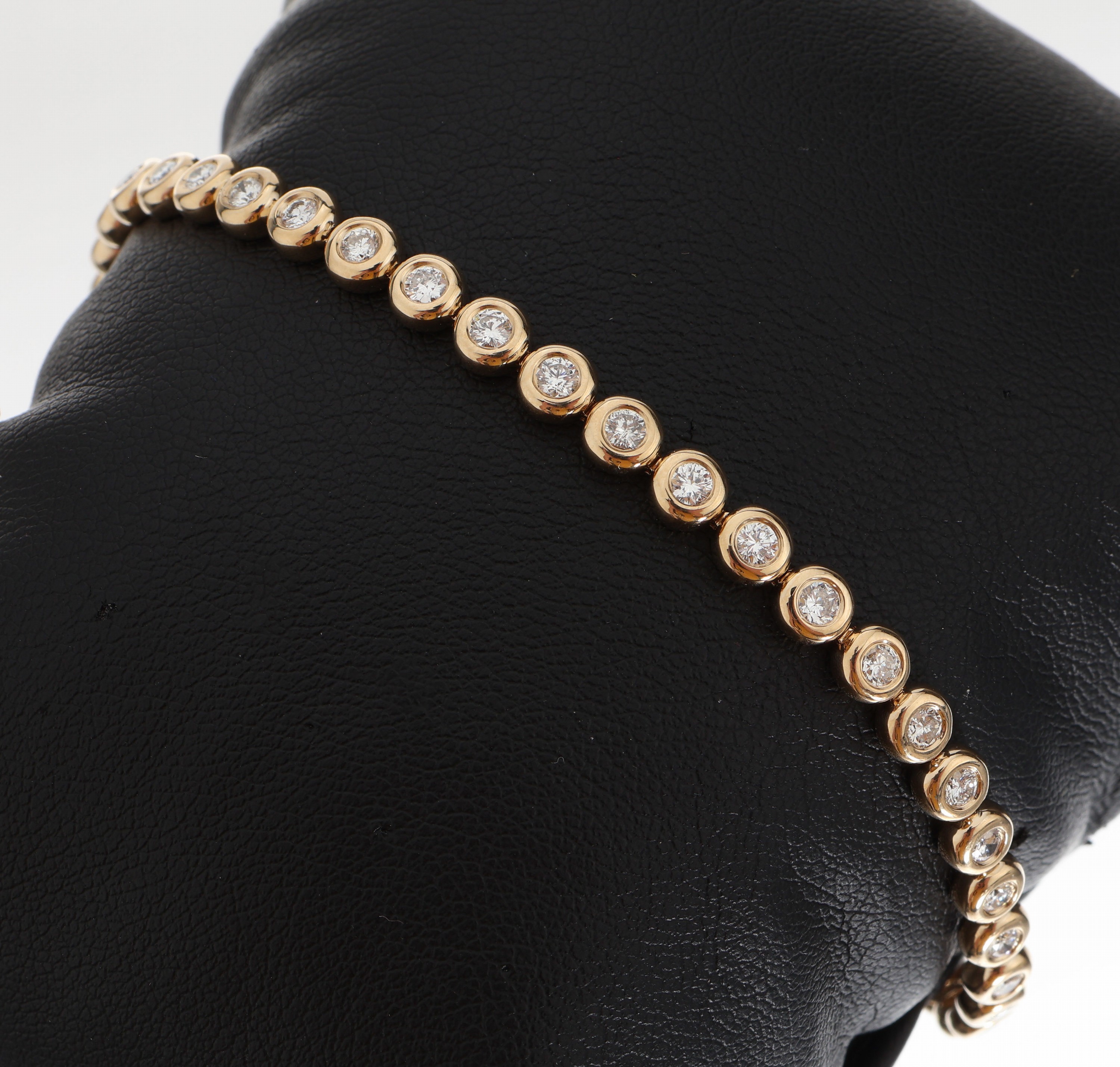 14 kt Gold Brillant-Linienarmband, GG 585/000, 40 Brillanten zus. ca. 1.82 ct (grav.) feines Weiß-Weiß/si, L. ca. 18.5 cm, Kastenschloss mit 2 ...