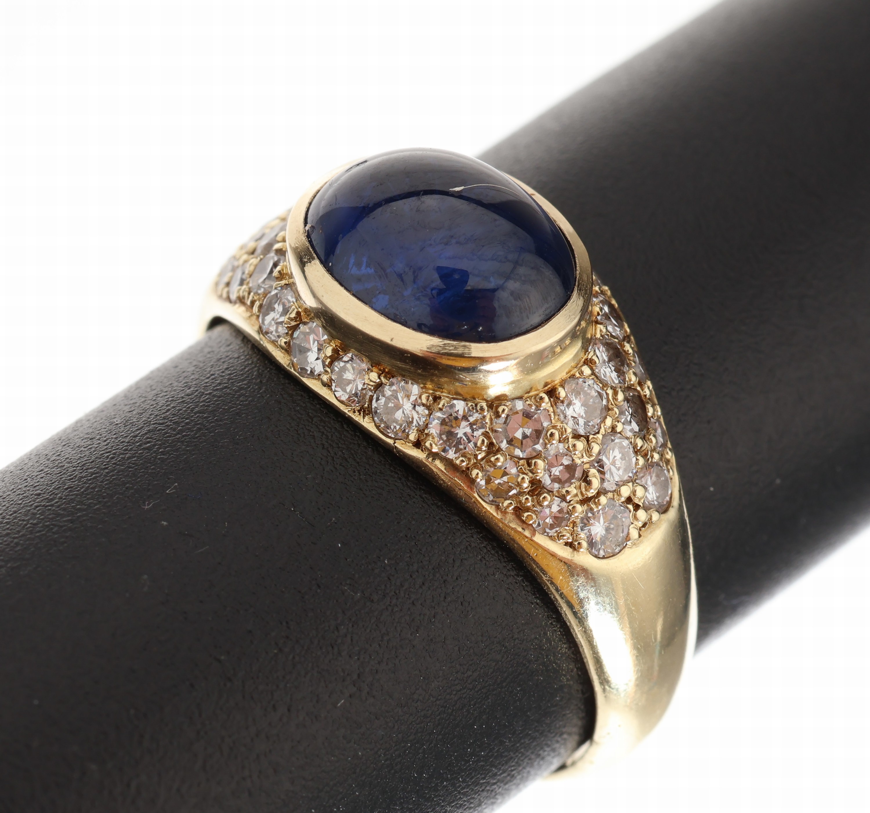 14 kt Gold Saphir-Diamant-Ring, GG 585/000,mittig ovaler Saphir-Cabochon ca. 2.00 ct, umgeben von 36 Brillanten und 8/8-Diamanten zus. ca. 1.00 ct ...