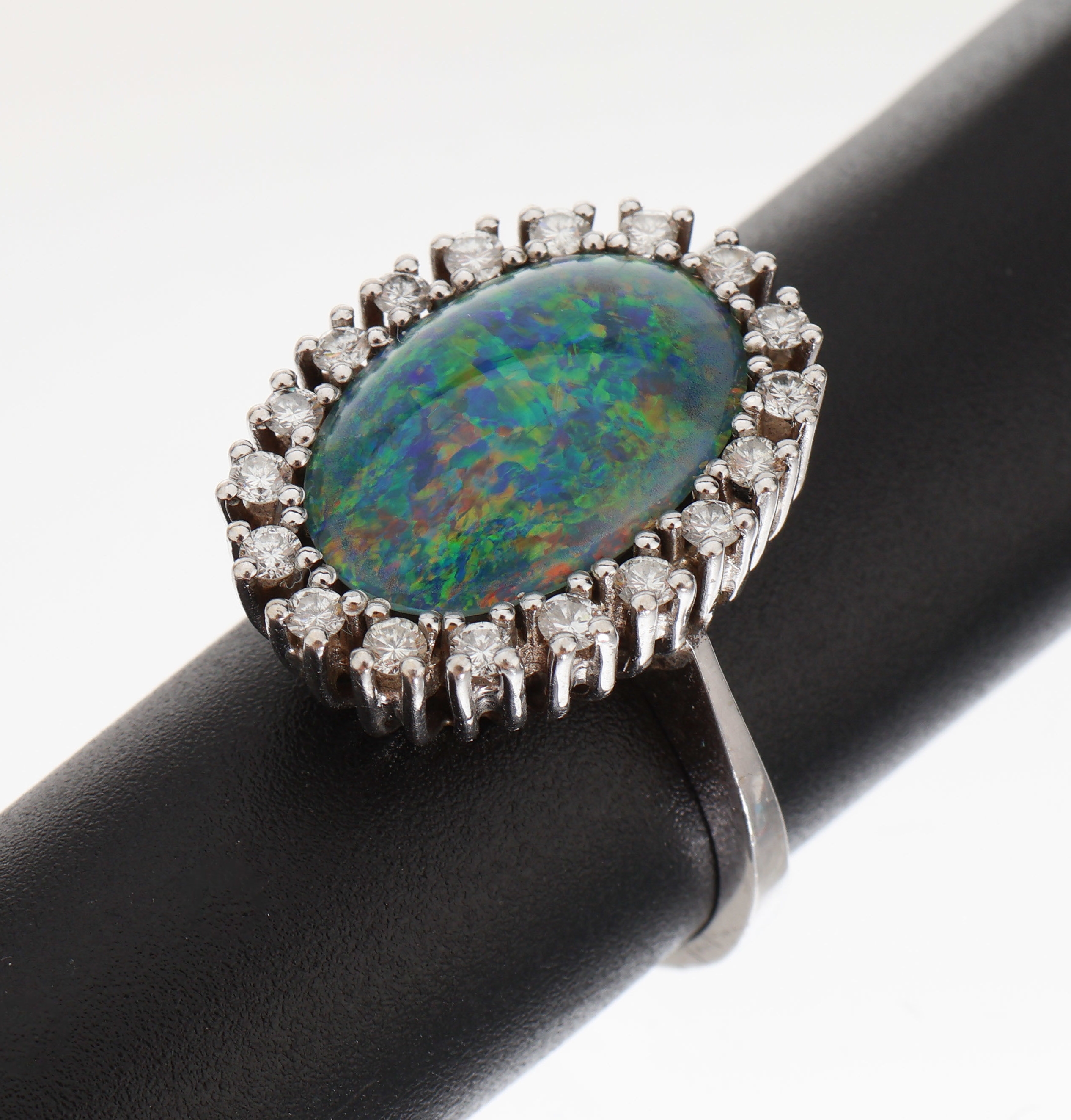 14 kt Gold Opal-Brillant-Ring, WG 585/000, mittig ovale Opaltriplette mit Farbspiel in blau, grün, rot und gelb, umgeben von 18 Brillanten zus. ca. ...