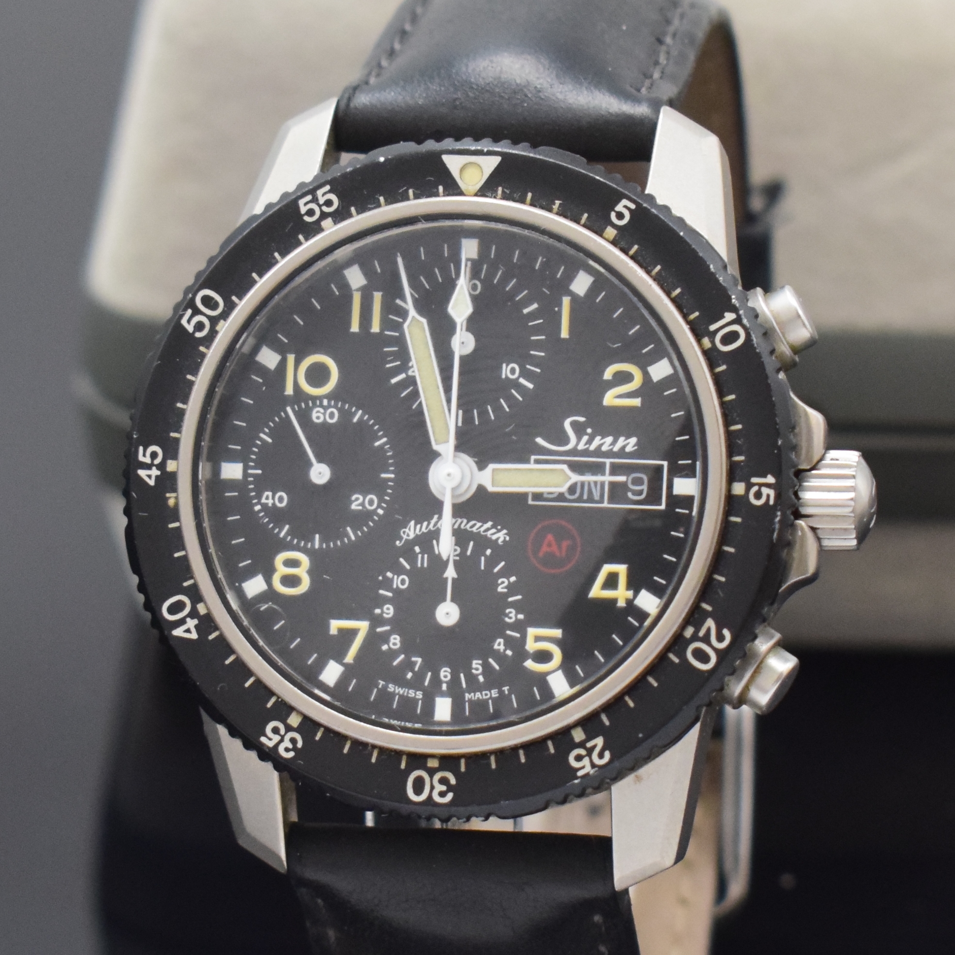 Detail a: SINN Armbandchronograph in Titan Referenz 103.5386, Schweiz um 1990, Automatik, satiniertes, beids. vergl. Geh., Boden verschr., seitl. ...