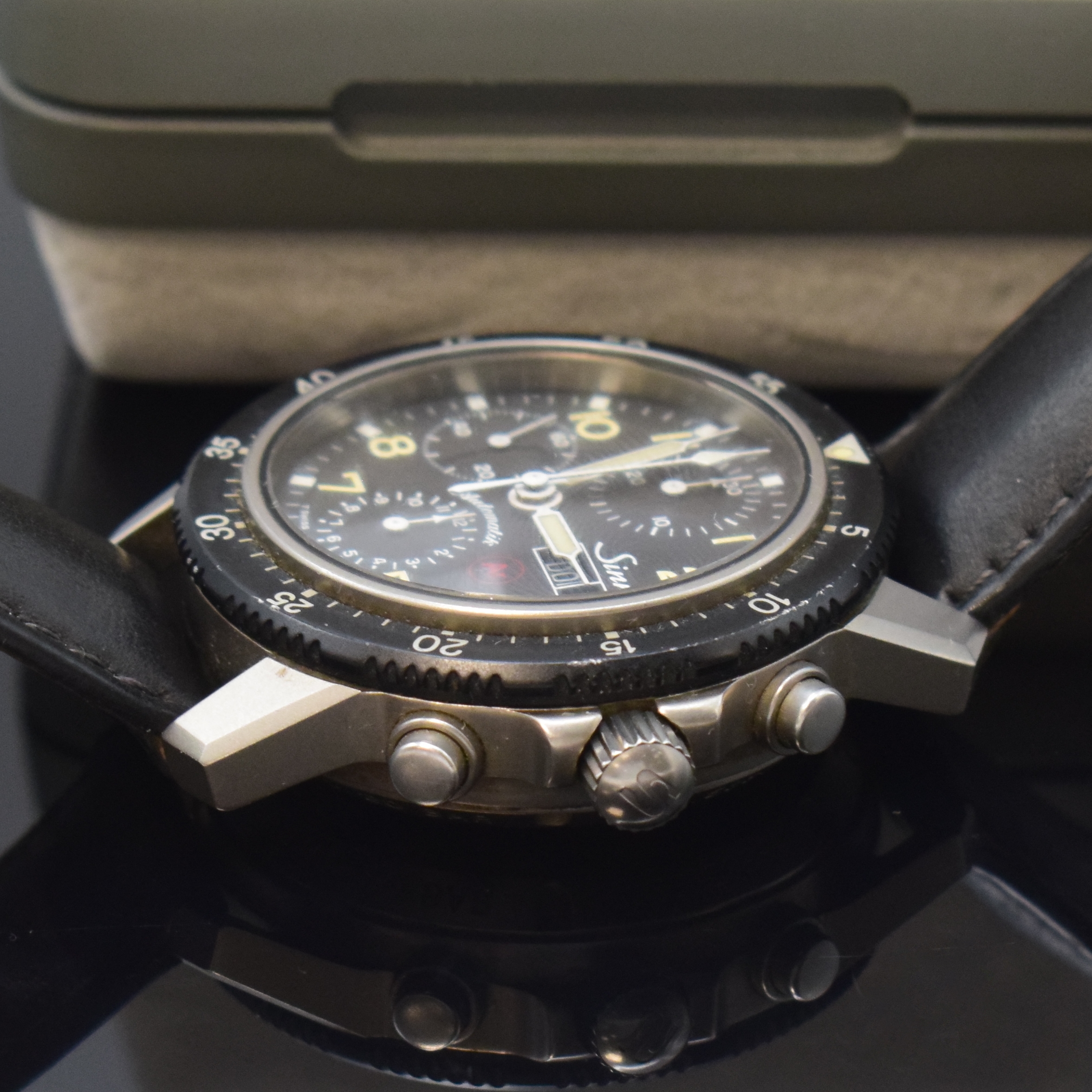 Detail b: SINN Armbandchronograph in Titan Referenz 103.5386, Schweiz um 1990, Automatik, satiniertes, beids. vergl. Geh., Boden verschr., seitl. ...