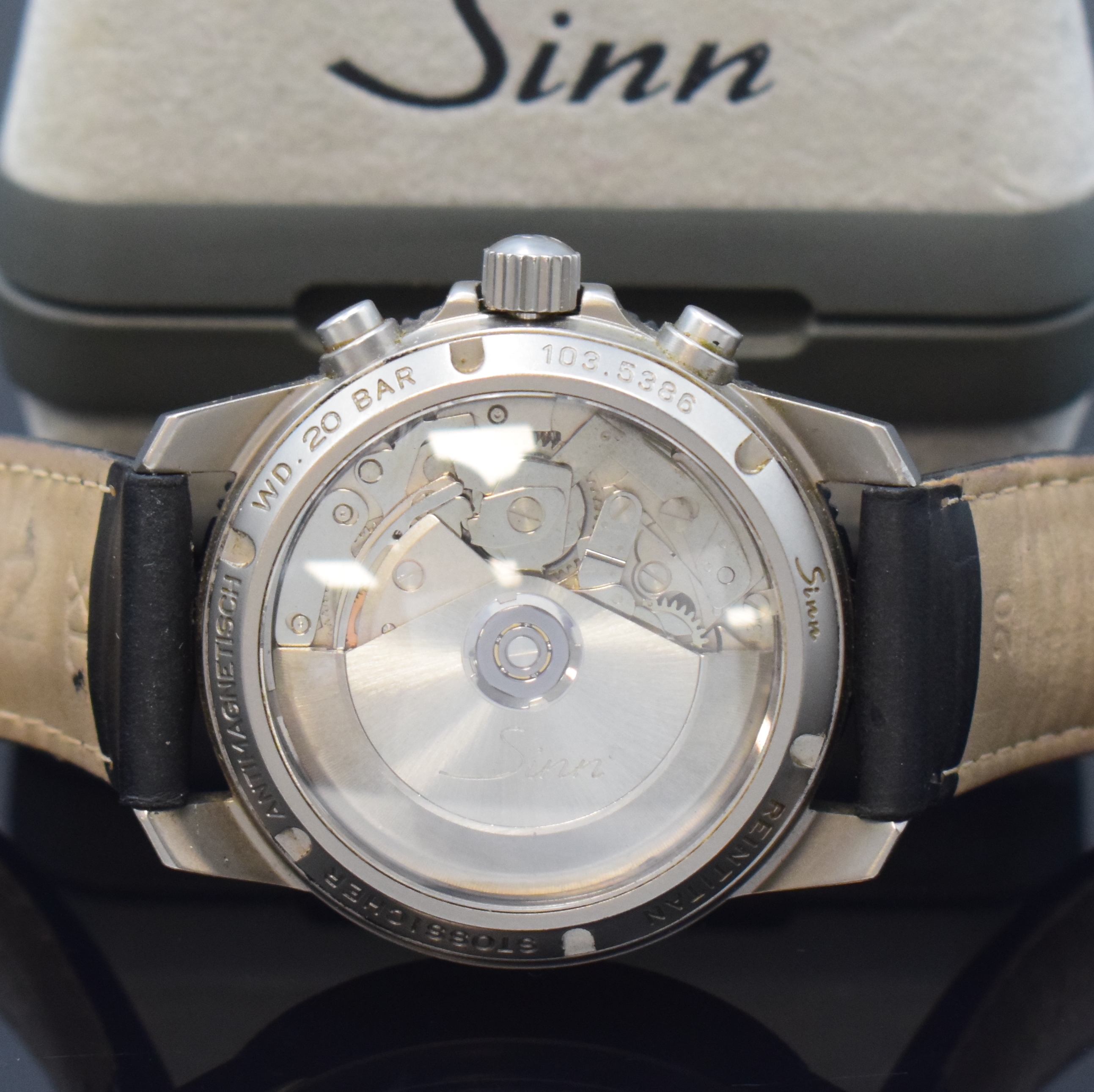 Detail c: SINN Armbandchronograph in Titan Referenz 103.5386, Schweiz um 1990, Automatik, satiniertes, beids. vergl. Geh., Boden verschr., seitl. ...