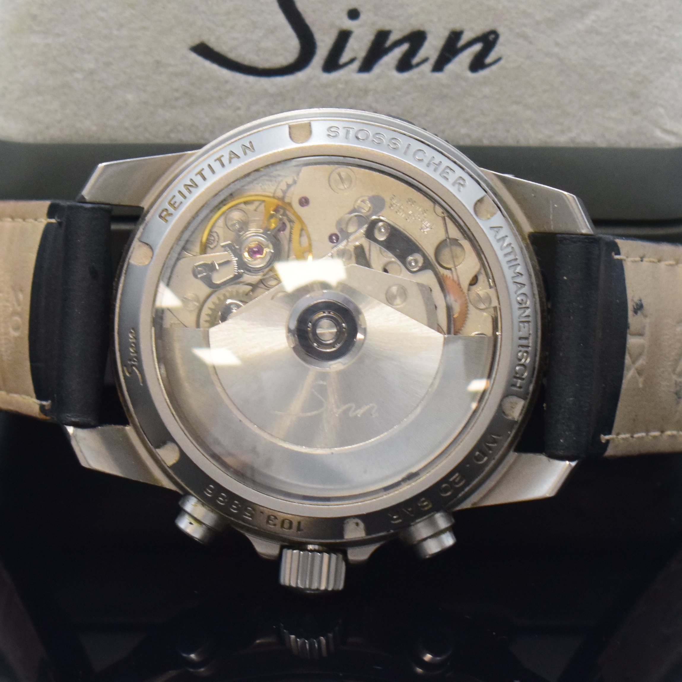 Detail d: SINN Armbandchronograph in Titan Referenz 103.5386, Schweiz um 1990, Automatik, satiniertes, beids. vergl. Geh., Boden verschr., seitl. ...