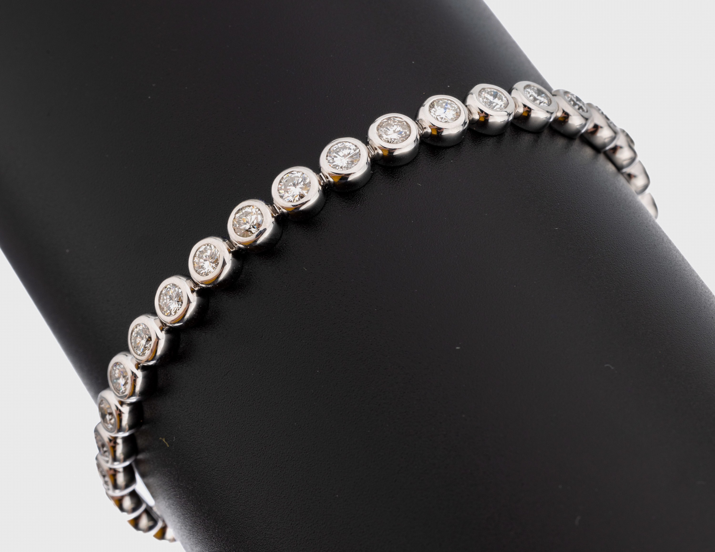 14 kt Gold Brillant-Linienarmband, WG 585/000, 34 Brillanten zus. ca. 4.88 ct (grav.) Weiß/si-p, L. ca. 18.5 cm, Kastenschloss mit 2 ...