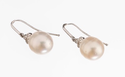 Image Pair of 18 kt gold pearl-brilliant-earrings , WG 750/000, movable suspended, 2 cultured ...