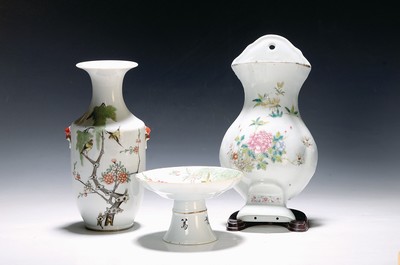 Image Wandvase, Schale und Vase, China, um 1870, Porzellan, bunt bemalt, Blumenmalerei, H. ca. ...