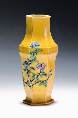 Image Sechseckige Vase, China, um 1890, Porzellan,gelbgrundig, mit aufgelegtem Blumendekor, ...