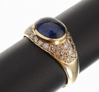 Image 14 kt gold sapphire-diamond-ring , YG 585/000, centered oval sapphire-cabochon approx. ...