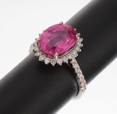 Image 18 kt gold ruby-brilliant-ring , WG 750/000,centered oval bevelled ruby with excellent ...