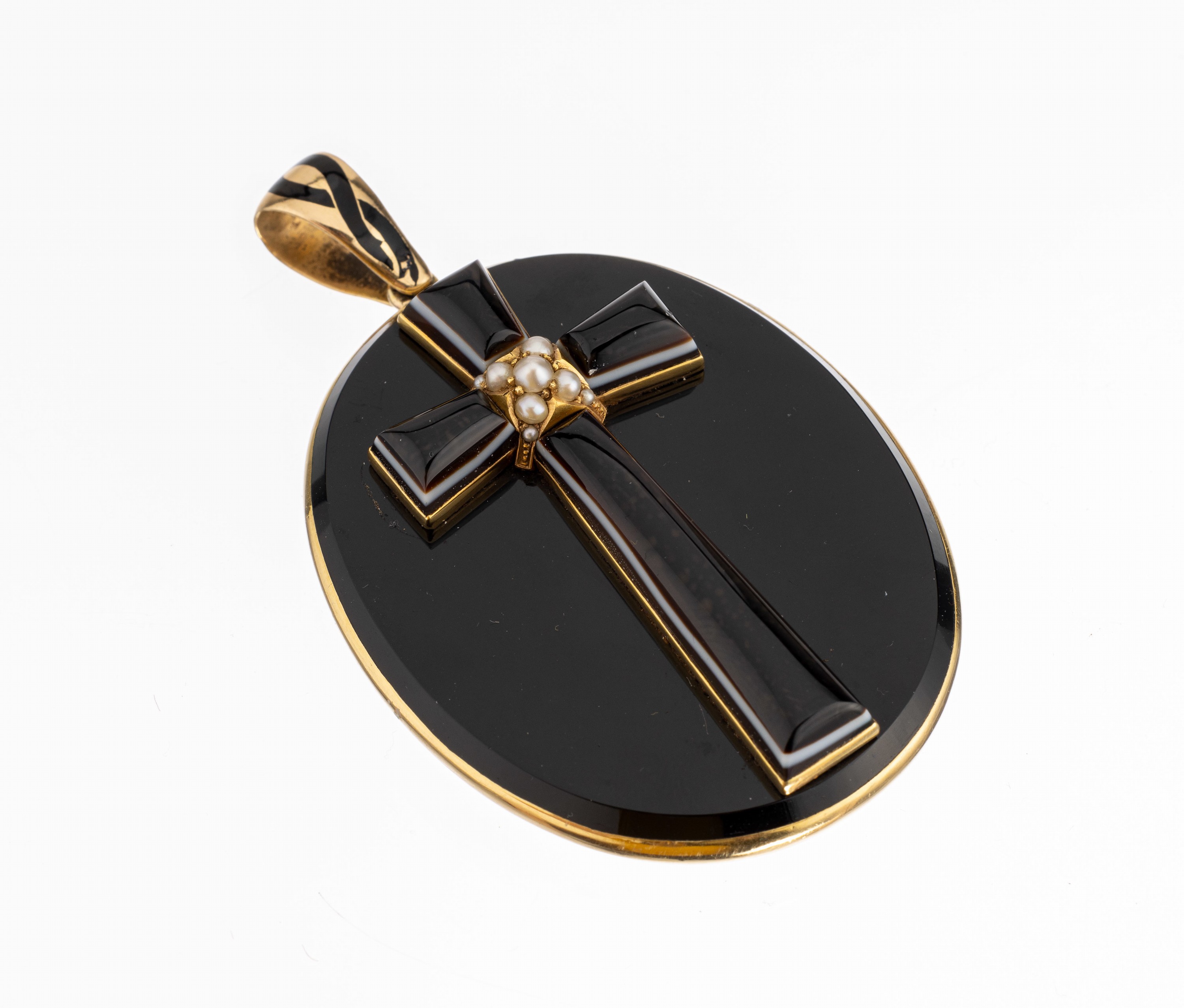 14 kt Gold Anhänger "Kreuz", um 1880, GG 585/000 gepr., ovaler Onyx mit aufgelegtem Kreuz aus Lagenachat, Kreuzungspunkt mit kl. ...