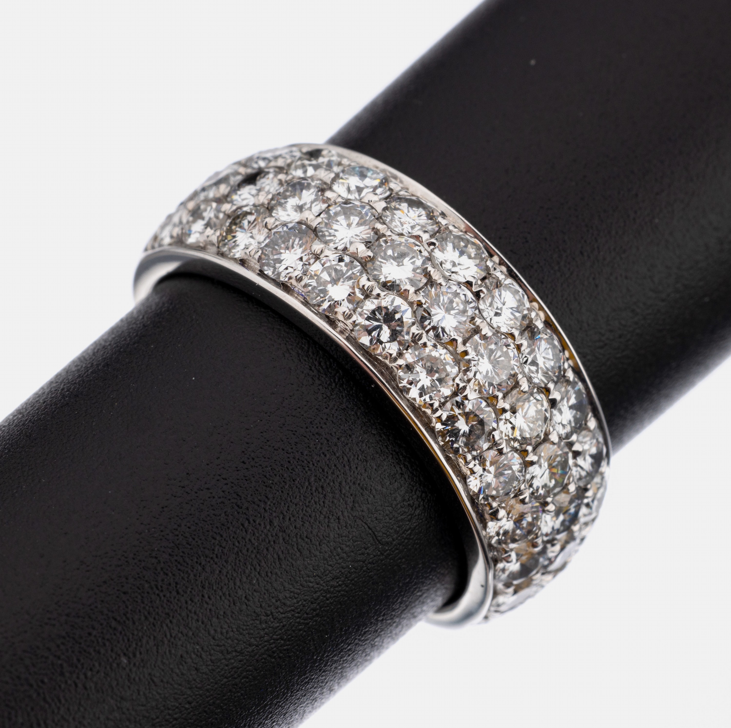 14 kt Gold Brillant-Ring, WG 585/000, 40 Brillanten zus. ca. 2.60 ct (grav.) feines Weiß-Weiß/si, RW 57, ca. 5.7 g