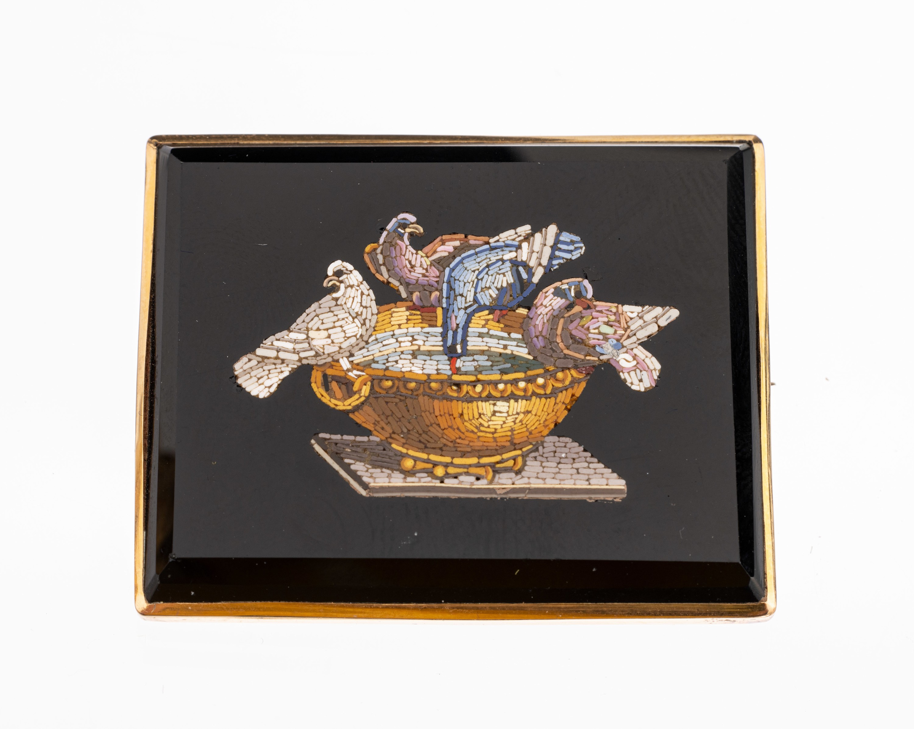 14 kt Gold Mikromosaik-Brosche, GG 585/000,um 1860-80, rechteckiger Onyx mit hochfeinem polychromen Mikromosaik, Darstellung Tauben an Tränke nach ...