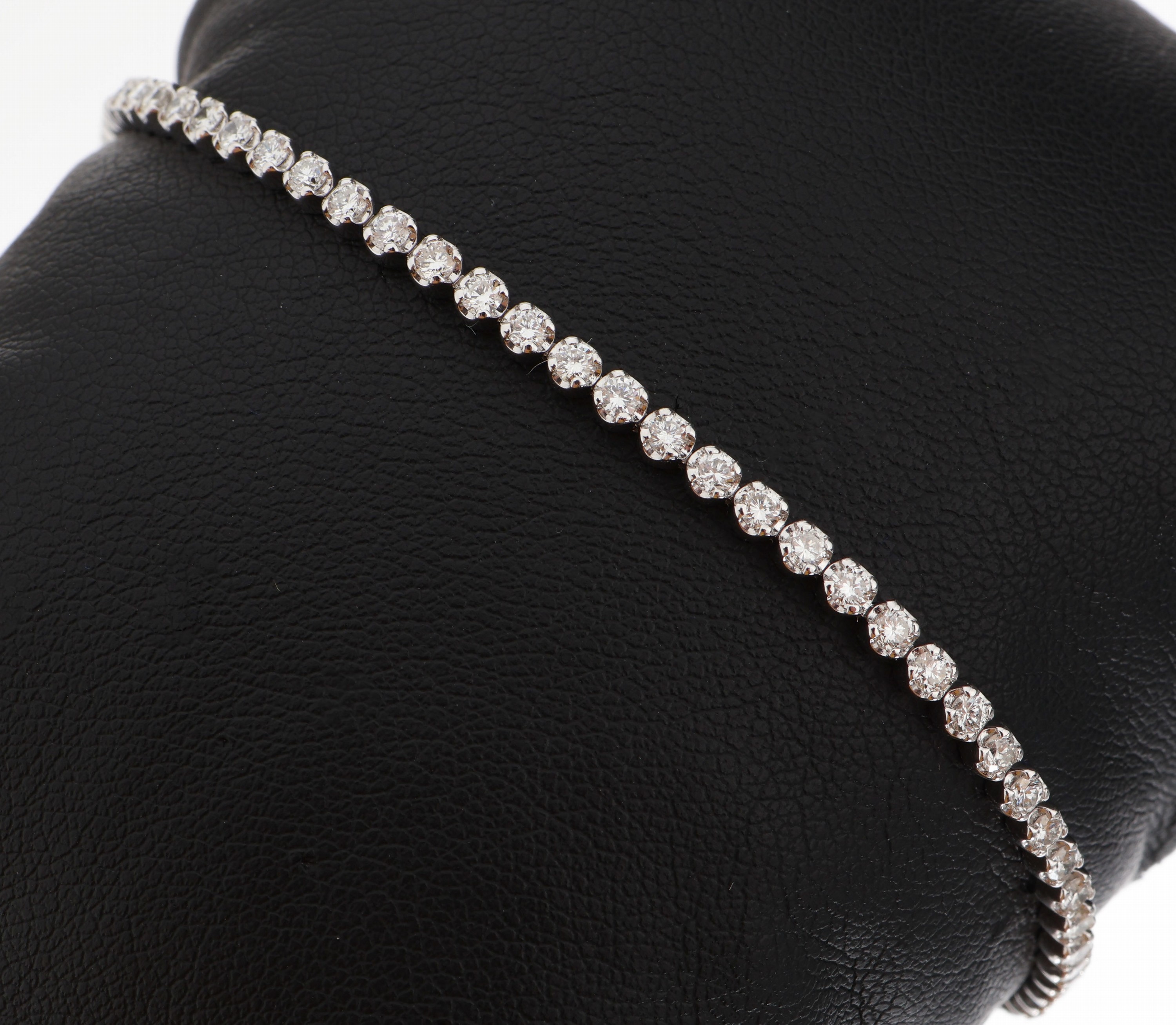 14 kt Gold Brillant-Linienarmband, WG 585/000, 65 Brillanten zus. ca. 2.70 ct Weiss/si-p, L. ca. 18.2 cm, Kastenschloss mit 2Sicherheitsachten