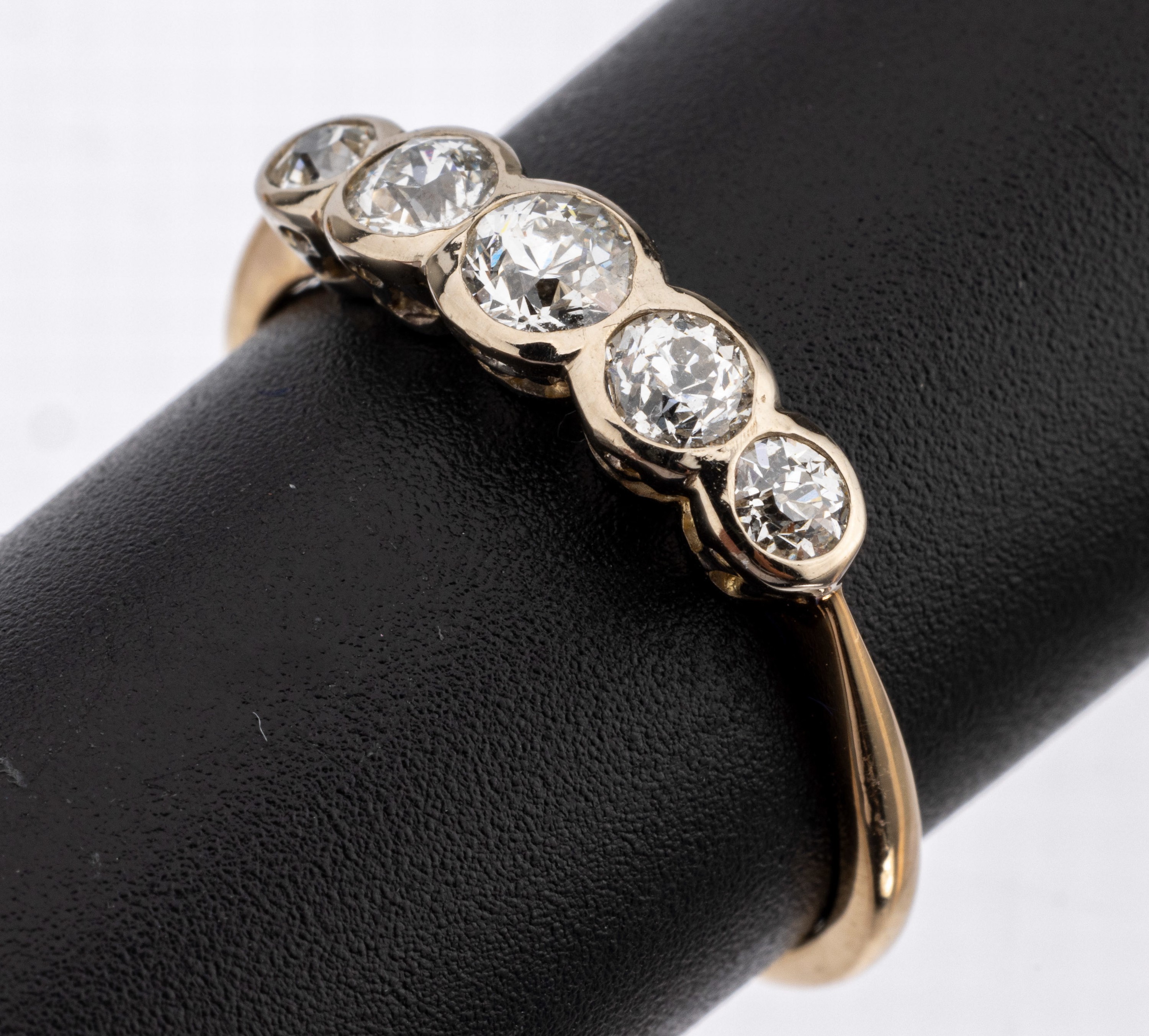 18 kt Gold Diamant Ring, GG/WG 750/000, Unterkaderung, 5 Altschliff-Diamanten in WG Zargenfassungen zus. ca. 0.60 ct Weiß/si-p 1, RW 58, ca. 2.7 g
