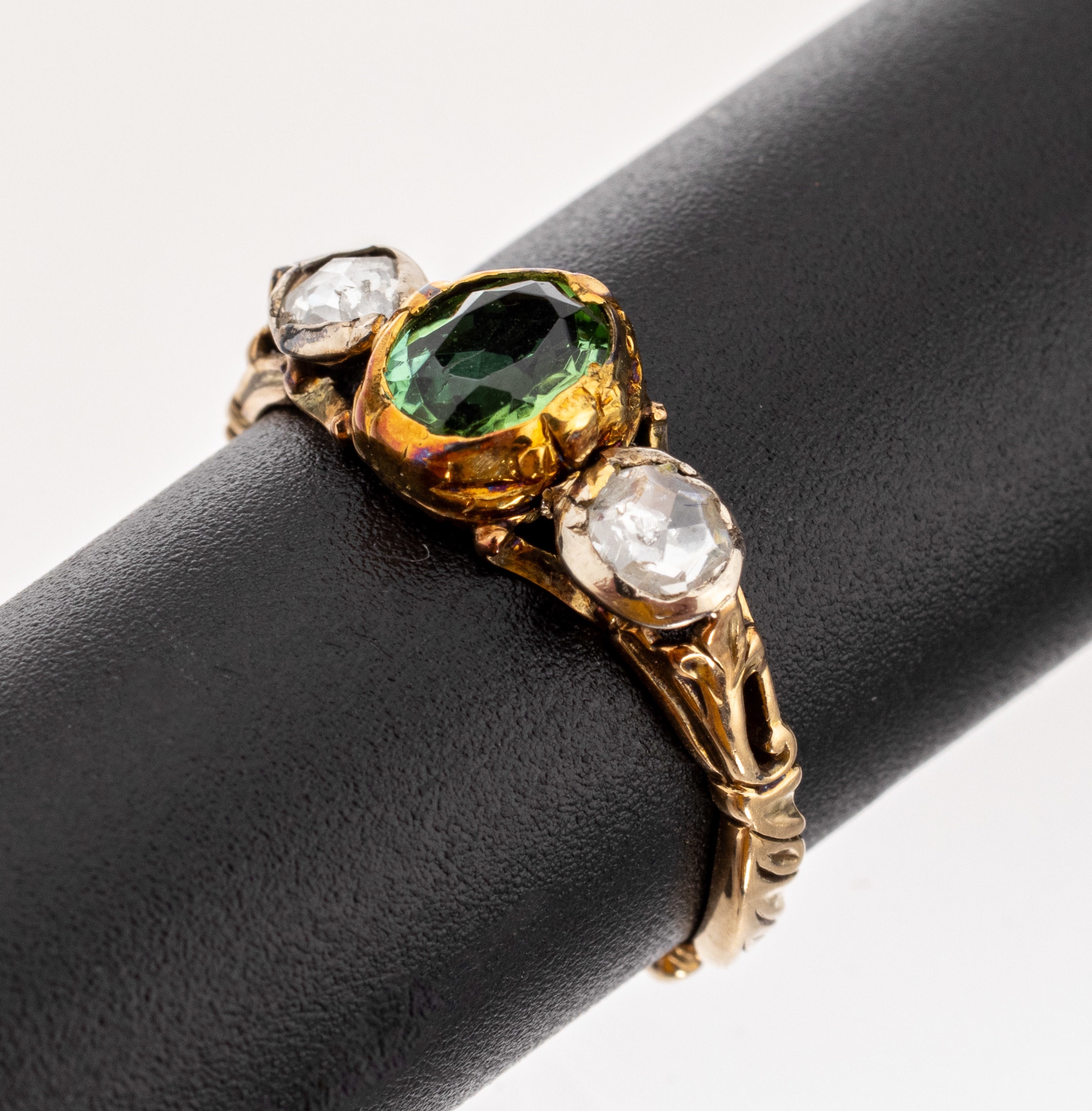 14 kt Gold Jugendstil Farbstein Diamant Ring, um 1900-10, RoseG 585/000 (gepr.), Ring- schiene floral gestaltet, ovalfacett. Turmalinca. 0.75 ct ...
