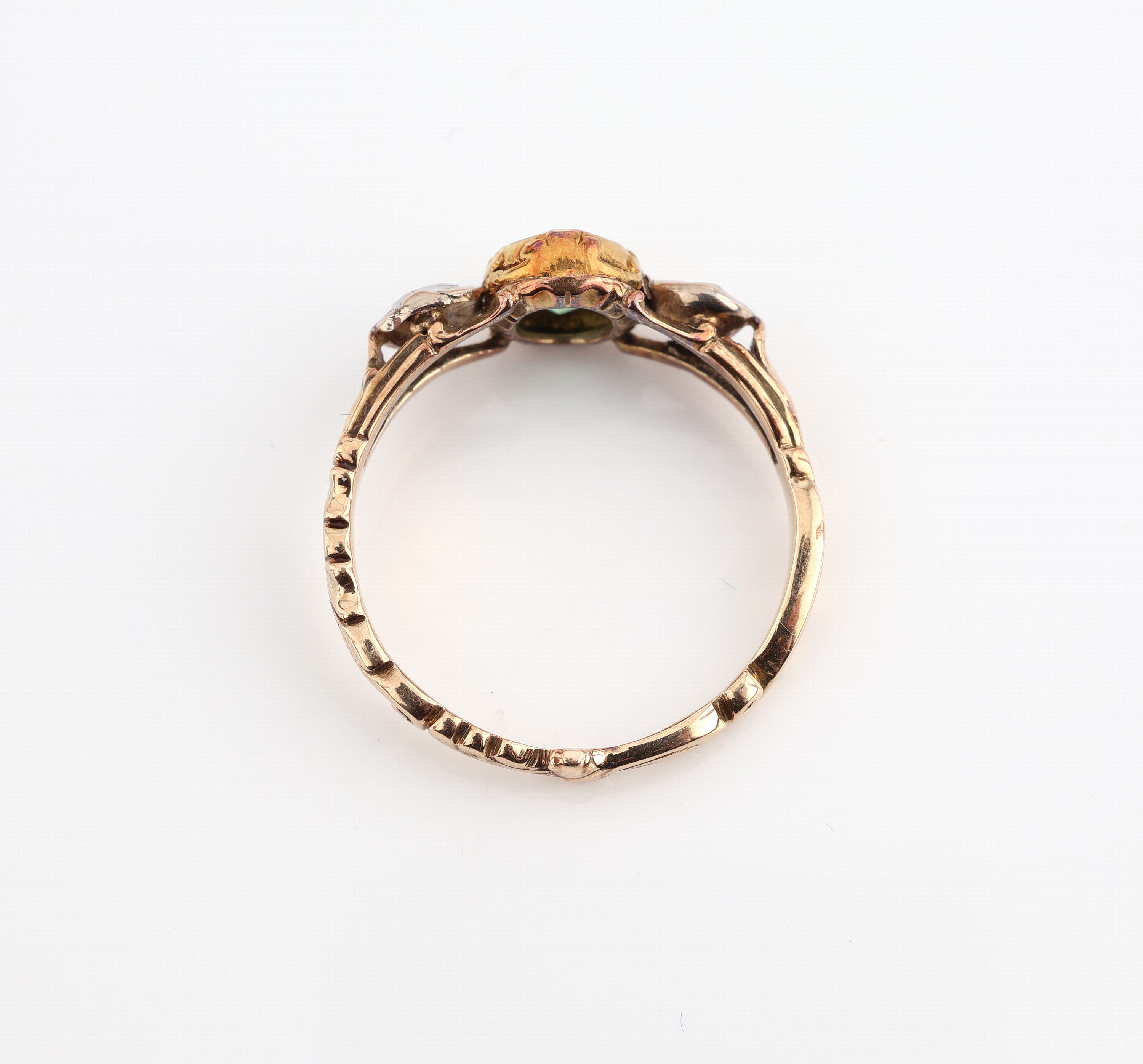 Detail a: 14 kt Gold Jugendstil Farbstein Diamant Ring, um 1900-10, RoseG 585/000 (gepr.), Ring- schiene floral gestaltet, ovalfacett. Turmalinca. 0.75 ct ...