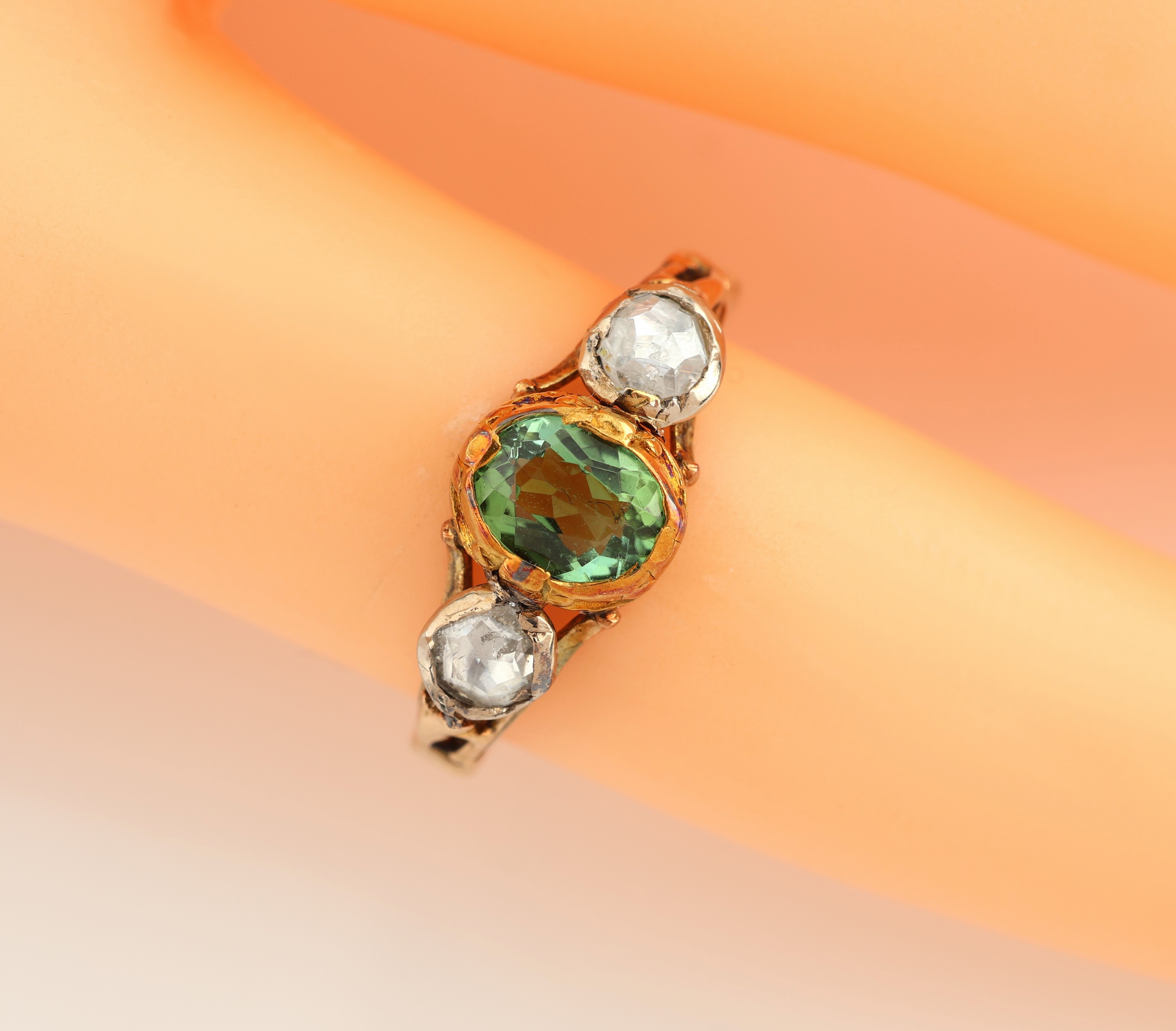 Detail b: 14 kt Gold Jugendstil Farbstein Diamant Ring, um 1900-10, RoseG 585/000 (gepr.), Ring- schiene floral gestaltet, ovalfacett. Turmalinca. 0.75 ct ...