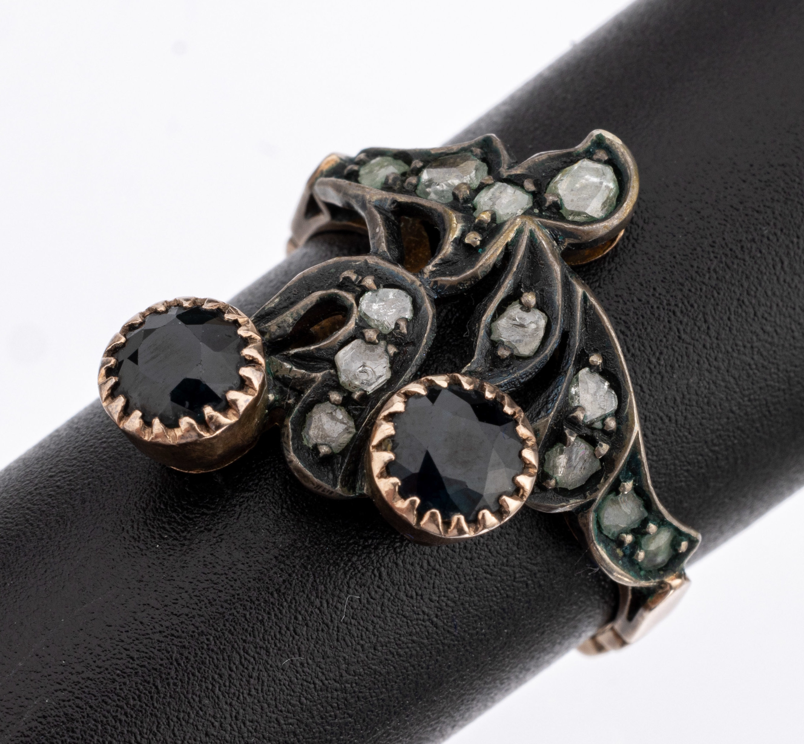 18 kt Gold Diamant-Saphir-Ring, RoseG 750/000, in der Art des Jugendstils, schauseitig Silber, 2 rundfacett. Saphire zus.ca. 1.0 ct, 12 Diamantrosen ...