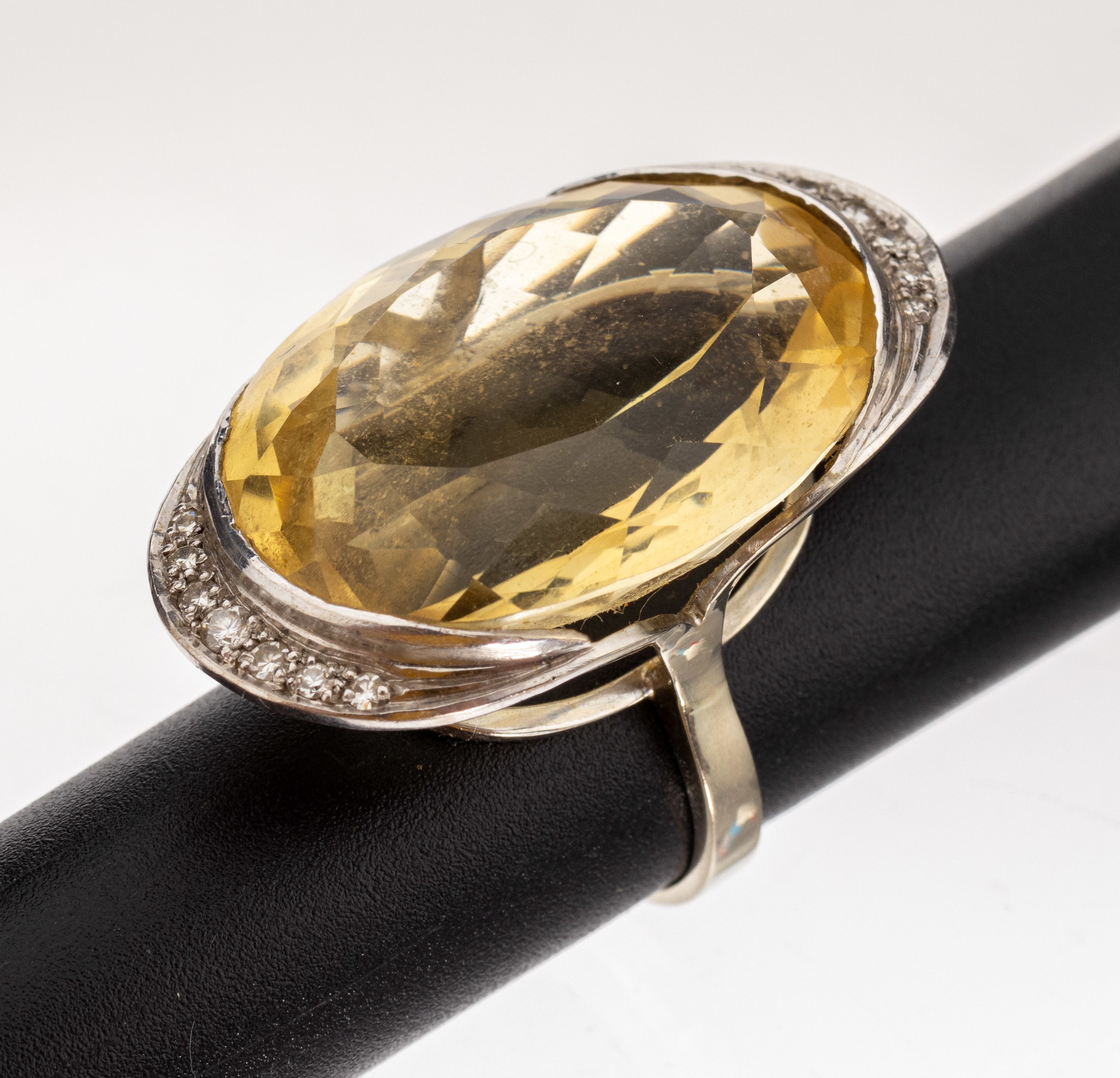 18 kt Gold Citrin-Brillant-Ring, WG 750/000, hoch aufgebaut, ovalfacett. Citrin ca. 35.0 ct, 14 Diamanten und 8/8-Diamanten zus. ca. 0.20 ct ...