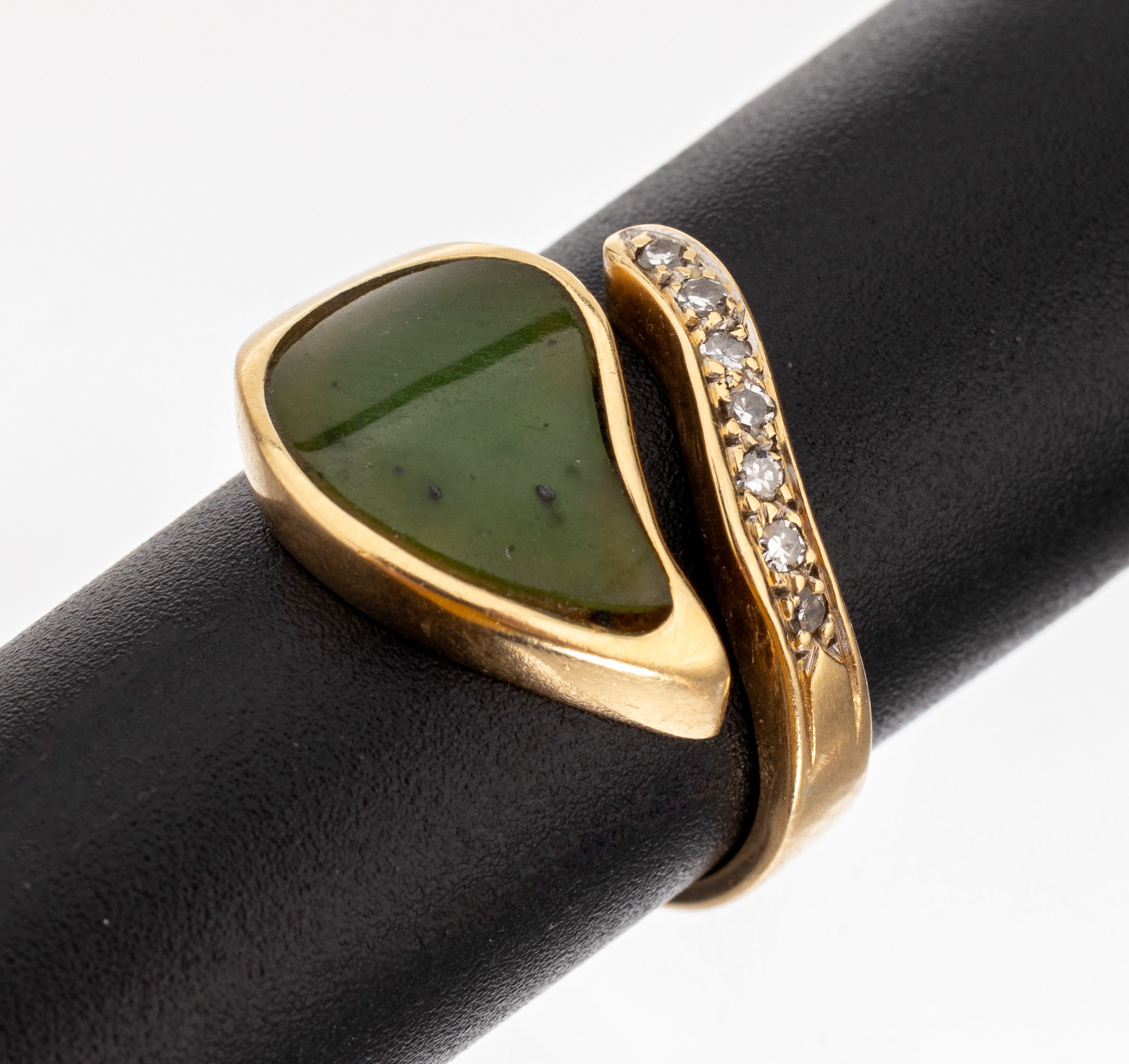 18 kt Gold Jade-Diamant-Ring, GG 750/000, Jadeeinlage, geschn., geschl. und pol., 7 8/8-Diamanten, offene Schiene, RW 51, ca. 5.8 g