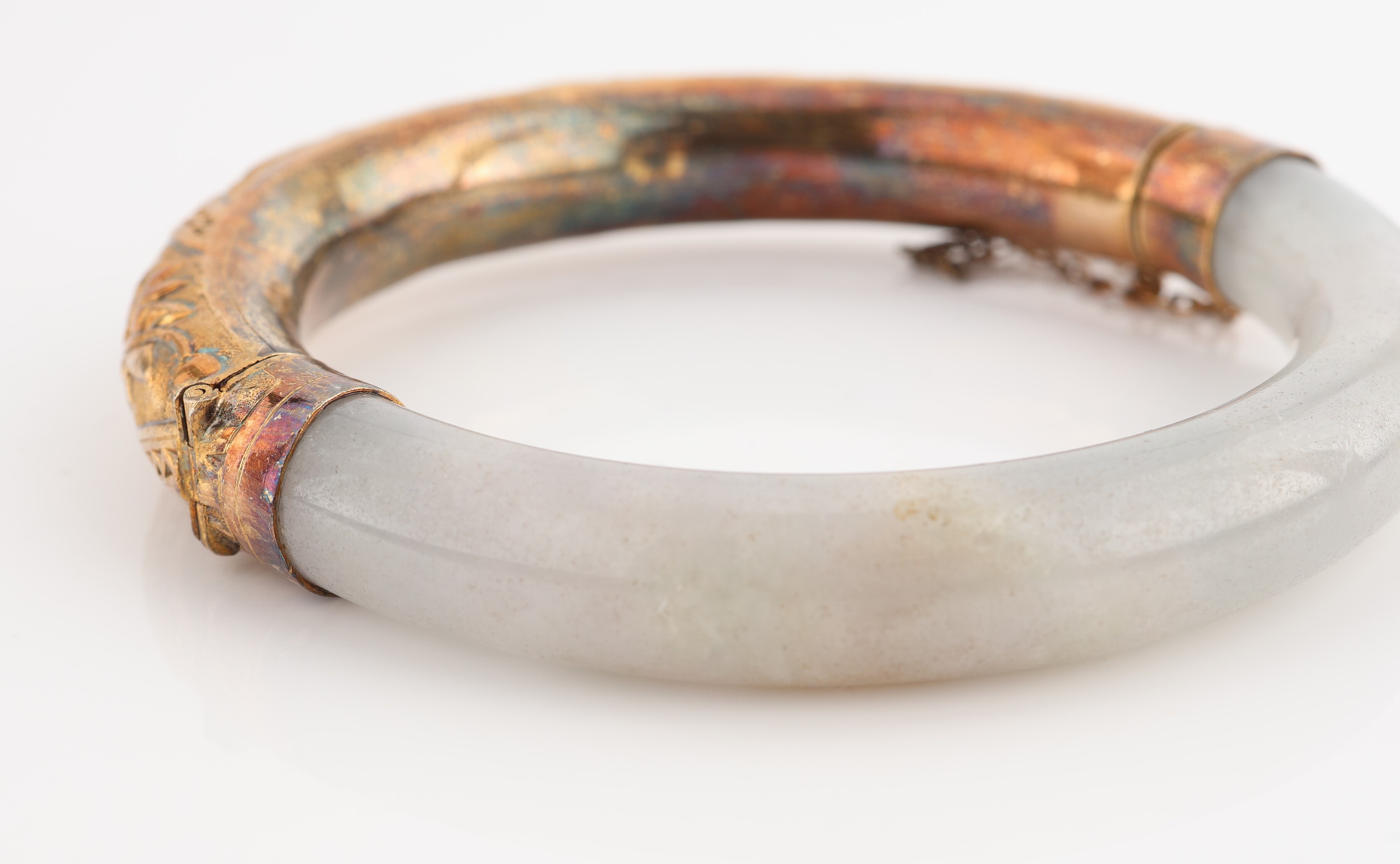 Detail b: Nephrit-Armreif, China 1950er Jahre, Oberteil Silber verg., reichlich floral grav.,Unterteil weisser Nephrit, D. ca. 6 cm, ca. 49.2 g, Kastenschloss ...