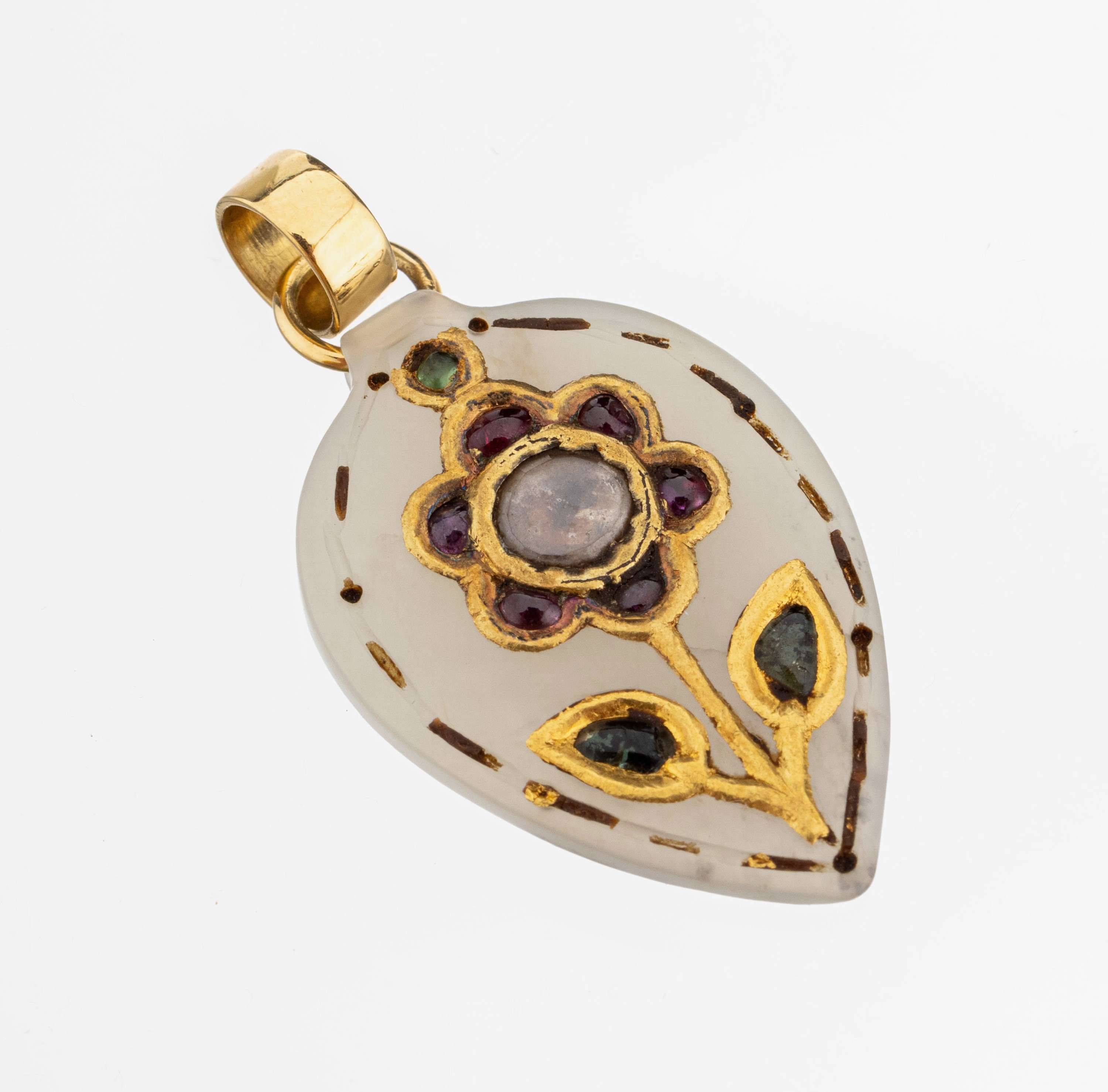 Farbstein Anhänger, Nordindien um 1900, Jadetropfen, aufgelegte Blüte aus Feingold, Blätter und Blüten mit Smaragd und Rubin- Cabochon, ÖseGG ...