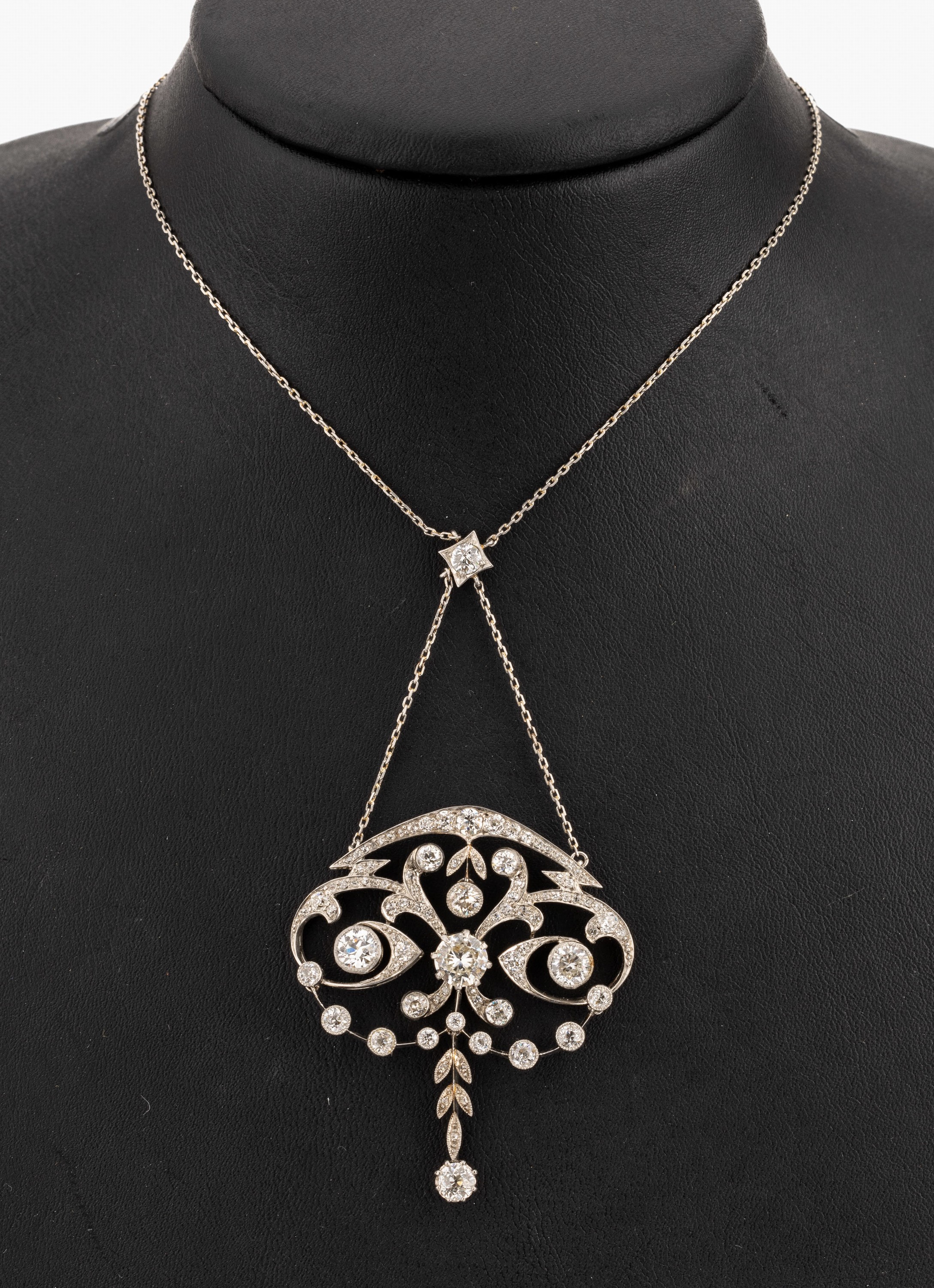 Aufwendiges Jugendstil Diamant-Collier, deutsch um 1900, Platin gepr., geometrisch mit floralen und geschwungenen Elementen, mittig ...