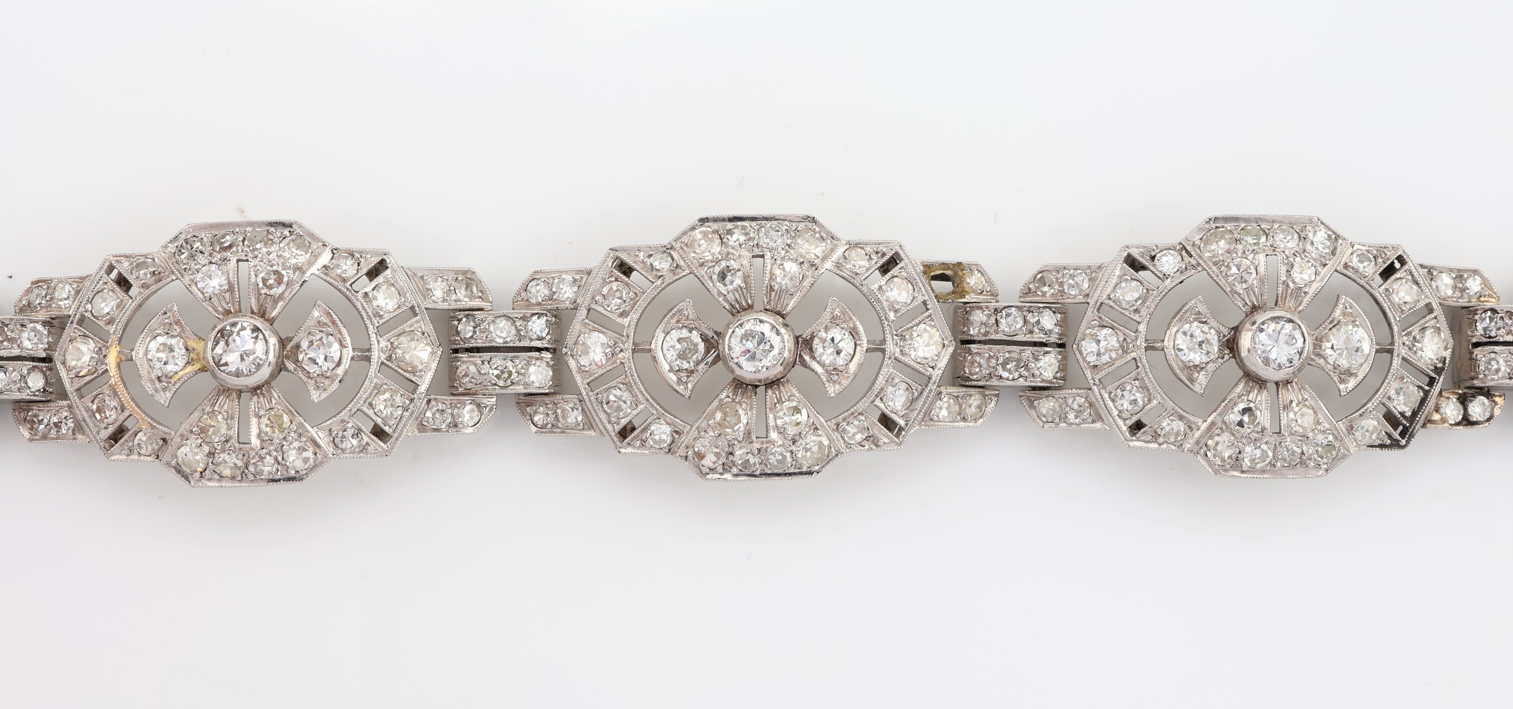 Detail a: Art Deco Platin Diamant-Armband, 1920er Jahre, Pt. gepr., geometrische Glieder, Durchbrucharbeit, ca. 215 Altschliffdiamanten und Diamantrosen zus. ...