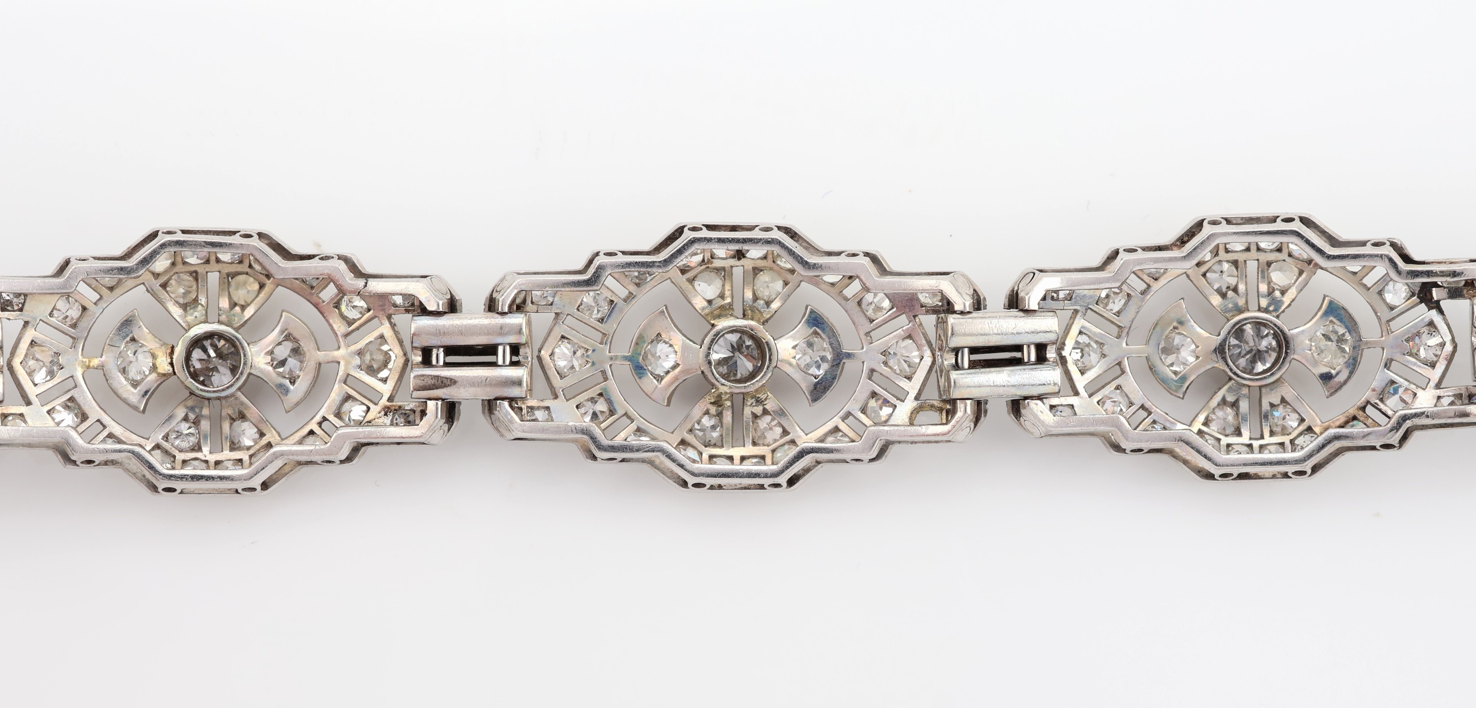 Detail b: Art Deco Platin Diamant-Armband, 1920er Jahre, Pt. gepr., geometrische Glieder, Durchbrucharbeit, ca. 215 Altschliffdiamanten und Diamantrosen zus. ...