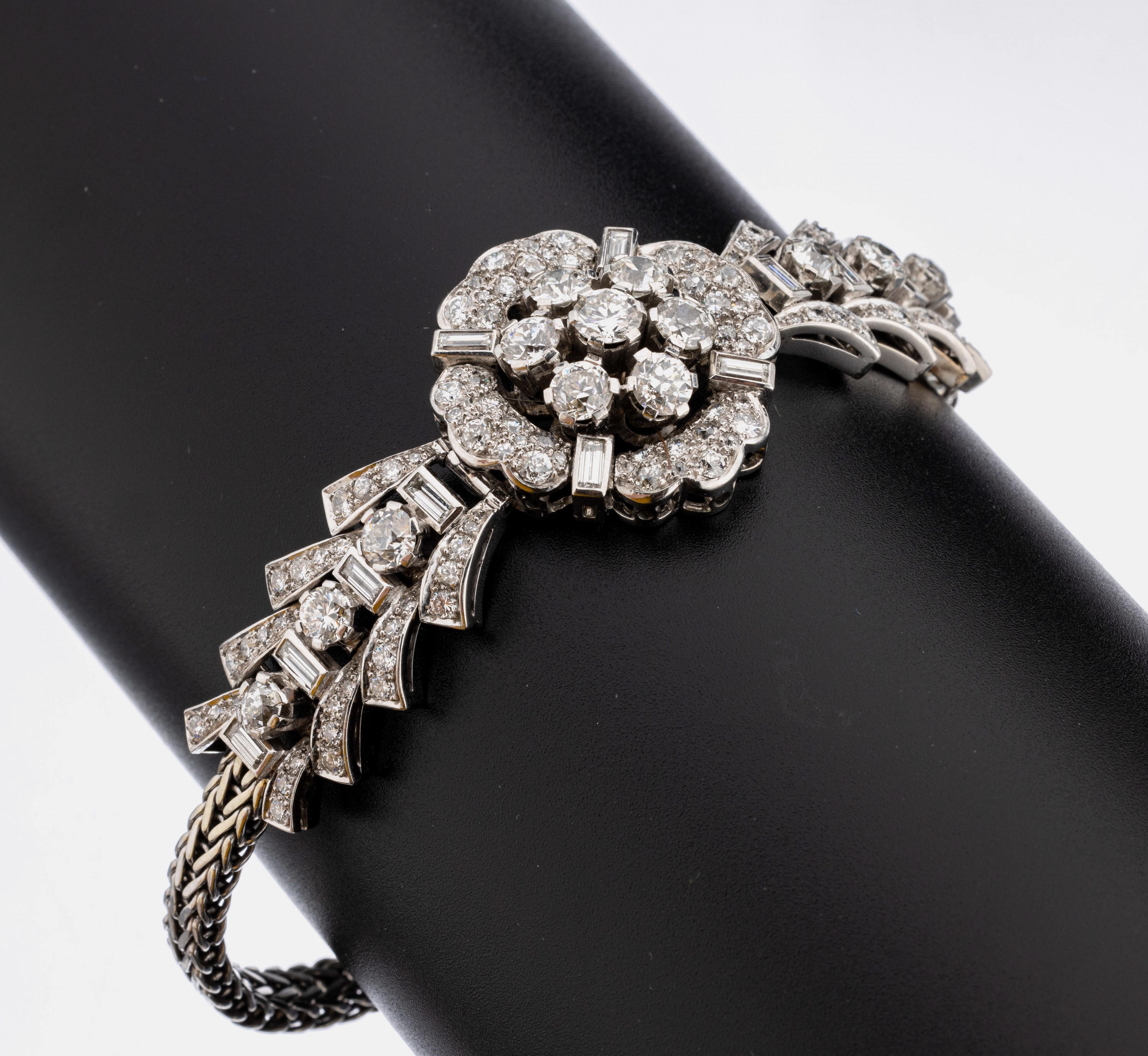 14 kt Gold Art Deco Diamant-Armband, 1950er Jahre, WG 585/000 gepr., Mittelteil geometrisch, aufwendige Arbeit mit 137 Brillanten, ...