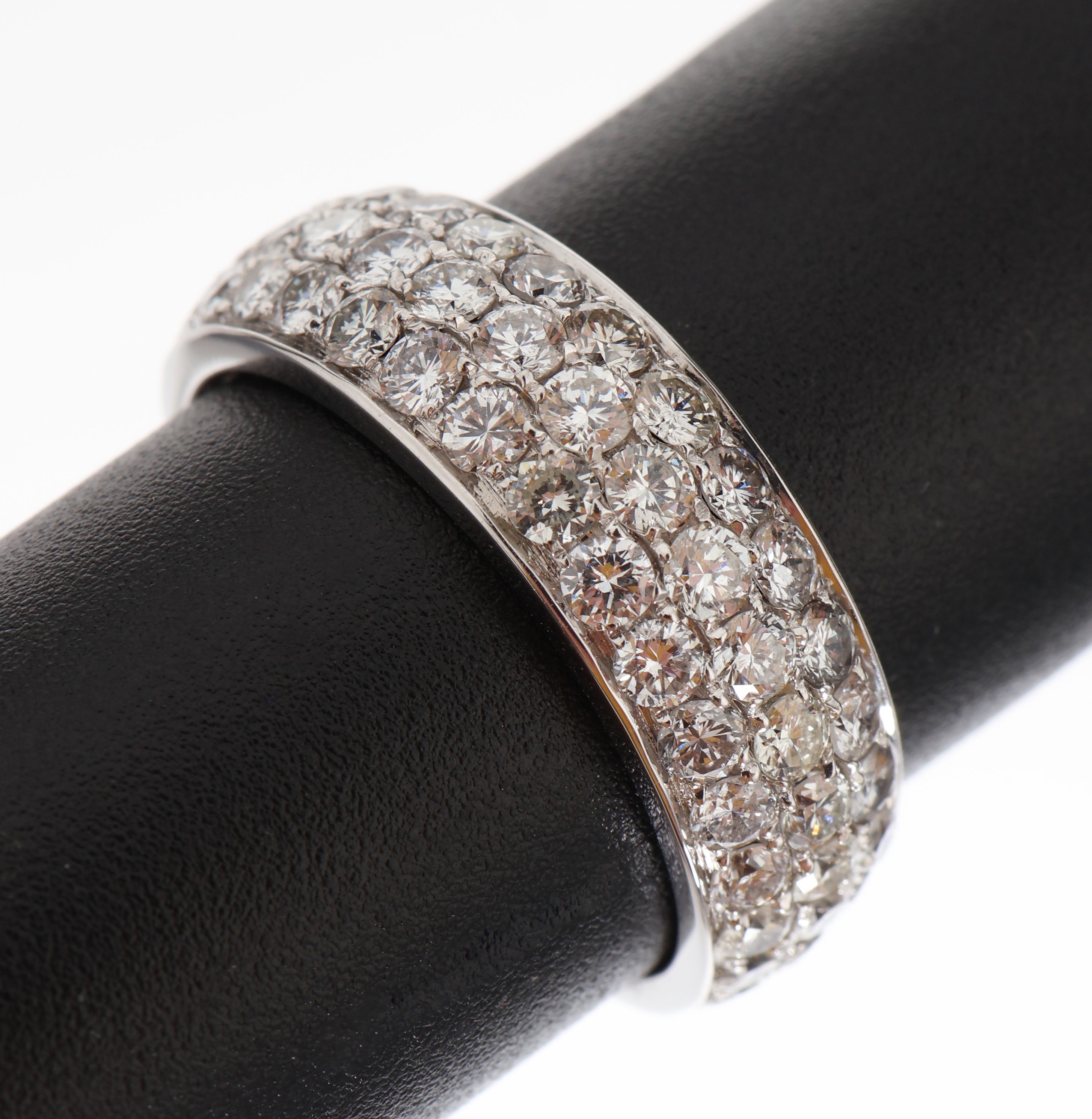 14 kt Gold Brillant-Ring, WG 585/000, 55 Brillanten zus. ca. 1.71 ct feines Weiß- Weiß/vs-si, RW 55, ca. 4.0 g