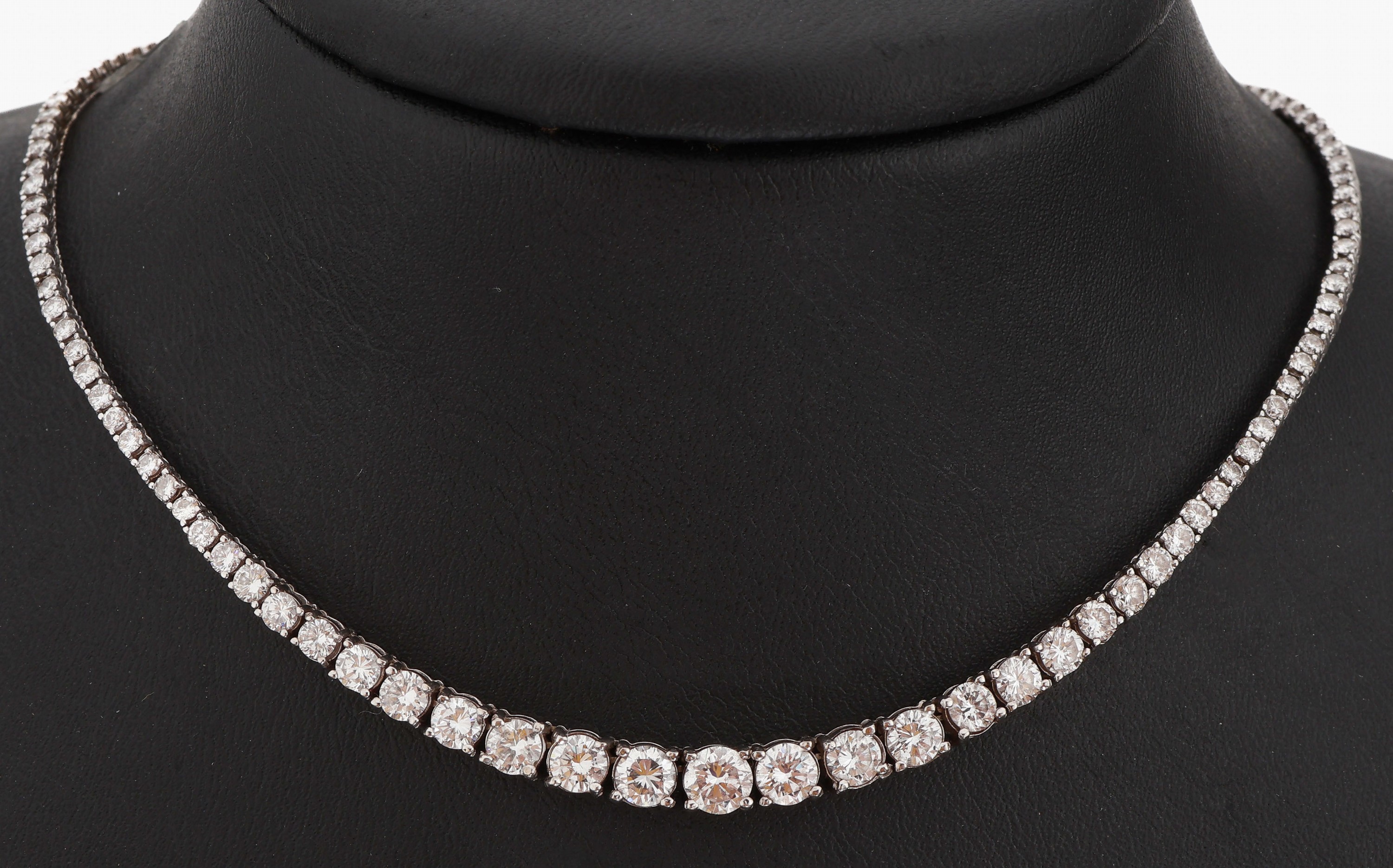 14 kt Gold Brillant-Collier, WG 585/000, 172 Brillanten z.T. im Verlauf zus. ca. 9.50 ct Weiß-l.get.Weiß/vs-si, L. ca. 45 cm, Kastenschloss mit ...