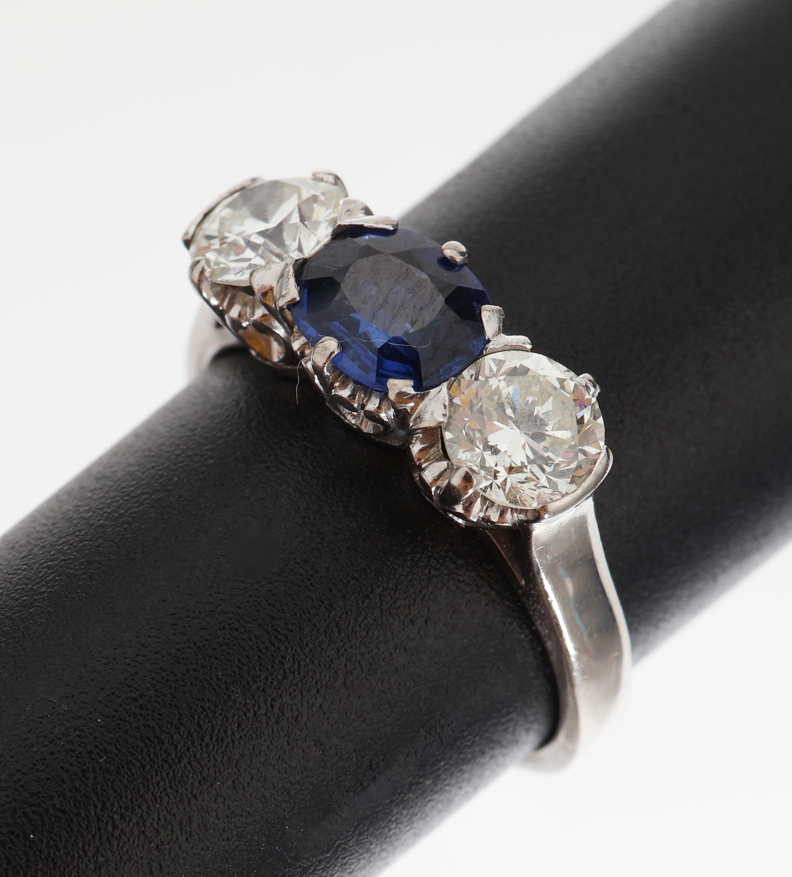 14 kt Gold Saphir-Brillant-Ring, WG 590/000, mittig ovalfacett. Saphir ca. 0.80 ct, 2 Brillanten zus. ca. 1.05 ct Weiss/si, RW 53, ca. 4.1 g